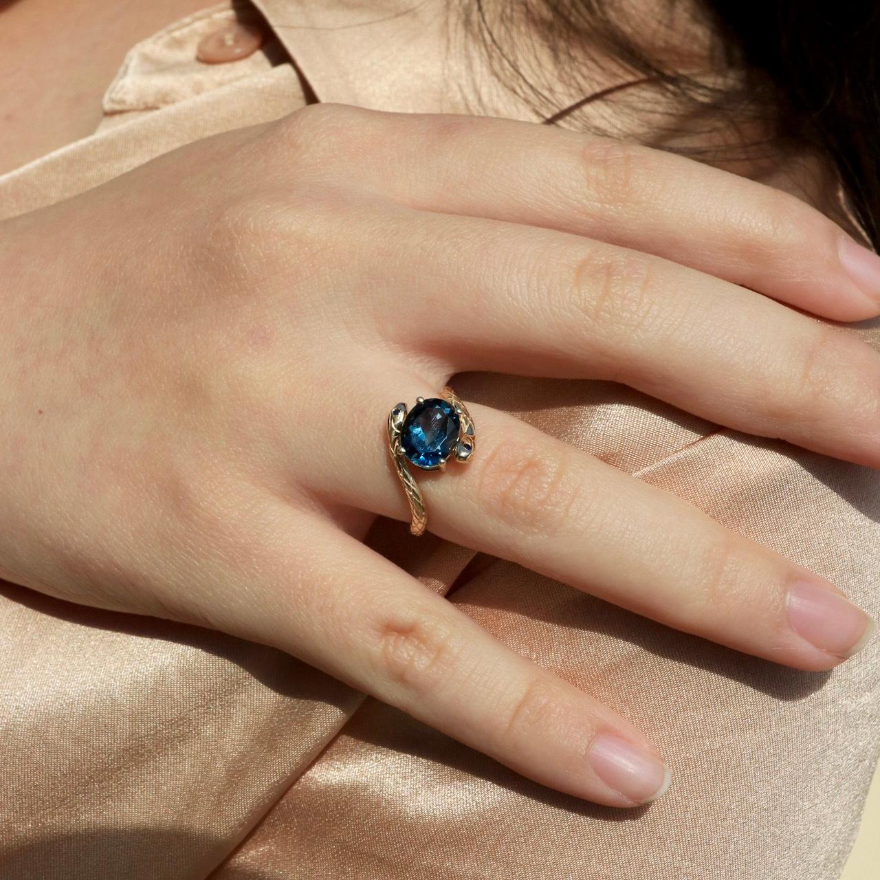Bague Kai Snake London Blue Topaz Sapphire East-West en vente 2