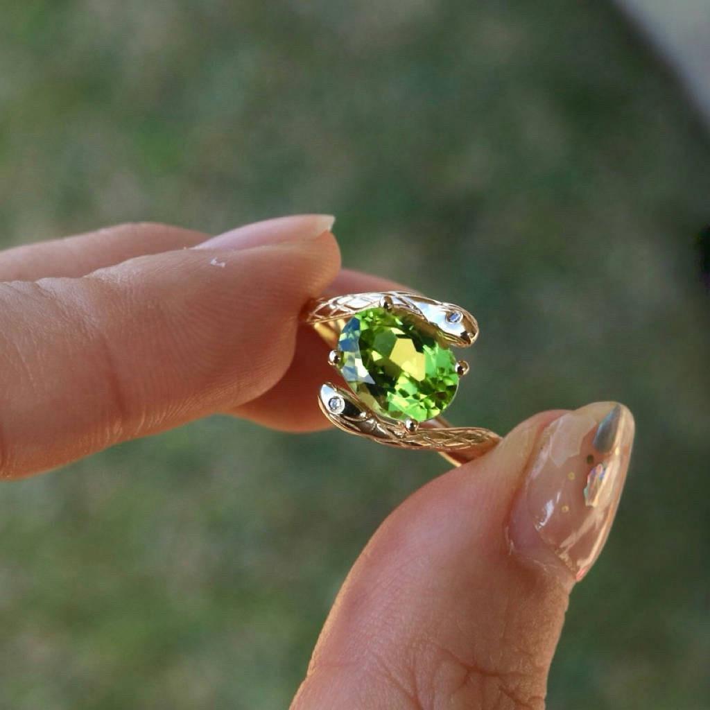 Modern Kai Snake 2.12 ctw Peridot Diamond East-West Ring in 14K Solid Gold For Sale
