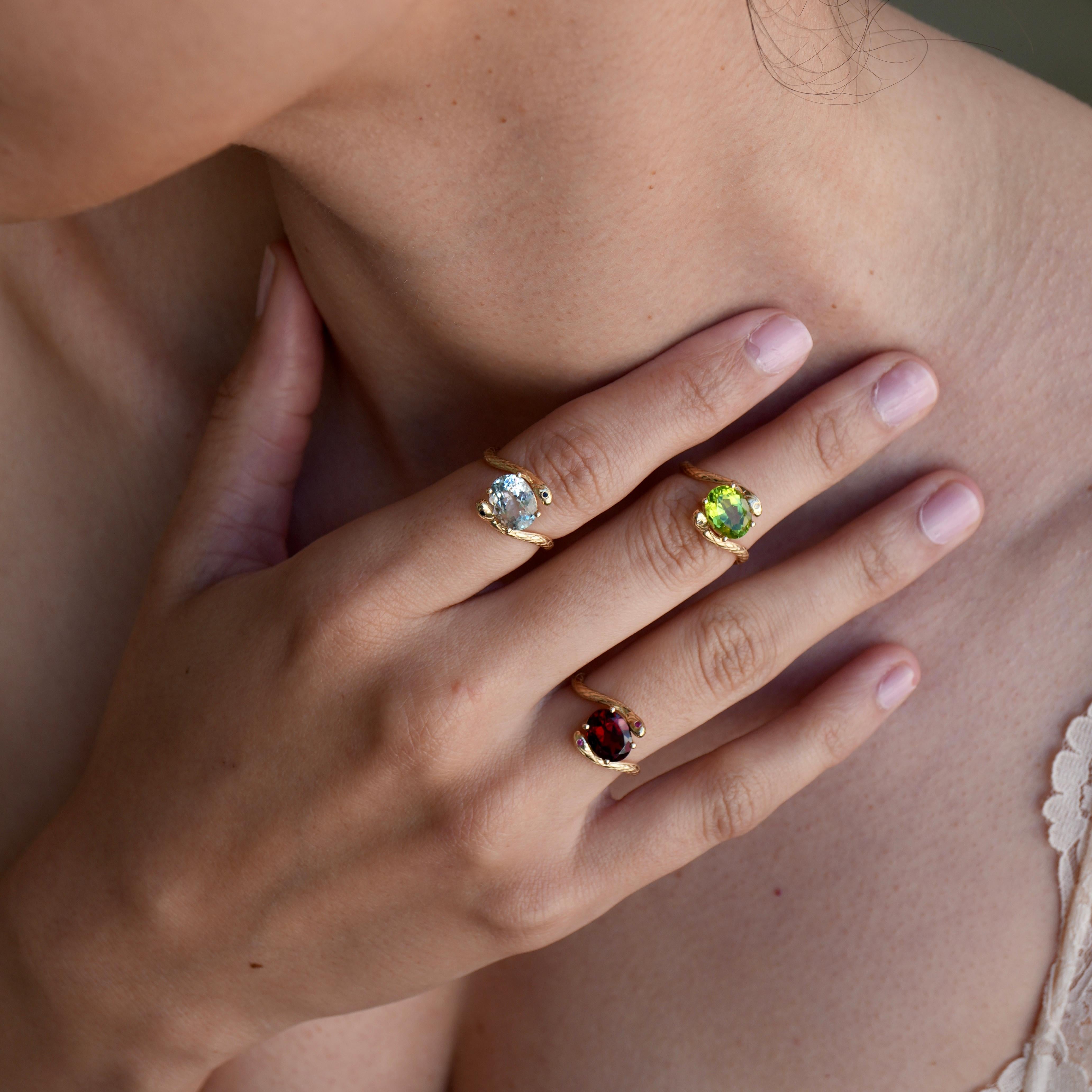 Kai Snake 2.12 ctw Peridot Diamond East-West Ring in 14K Solid Gold In New Condition For Sale In Rowland Heights, CA