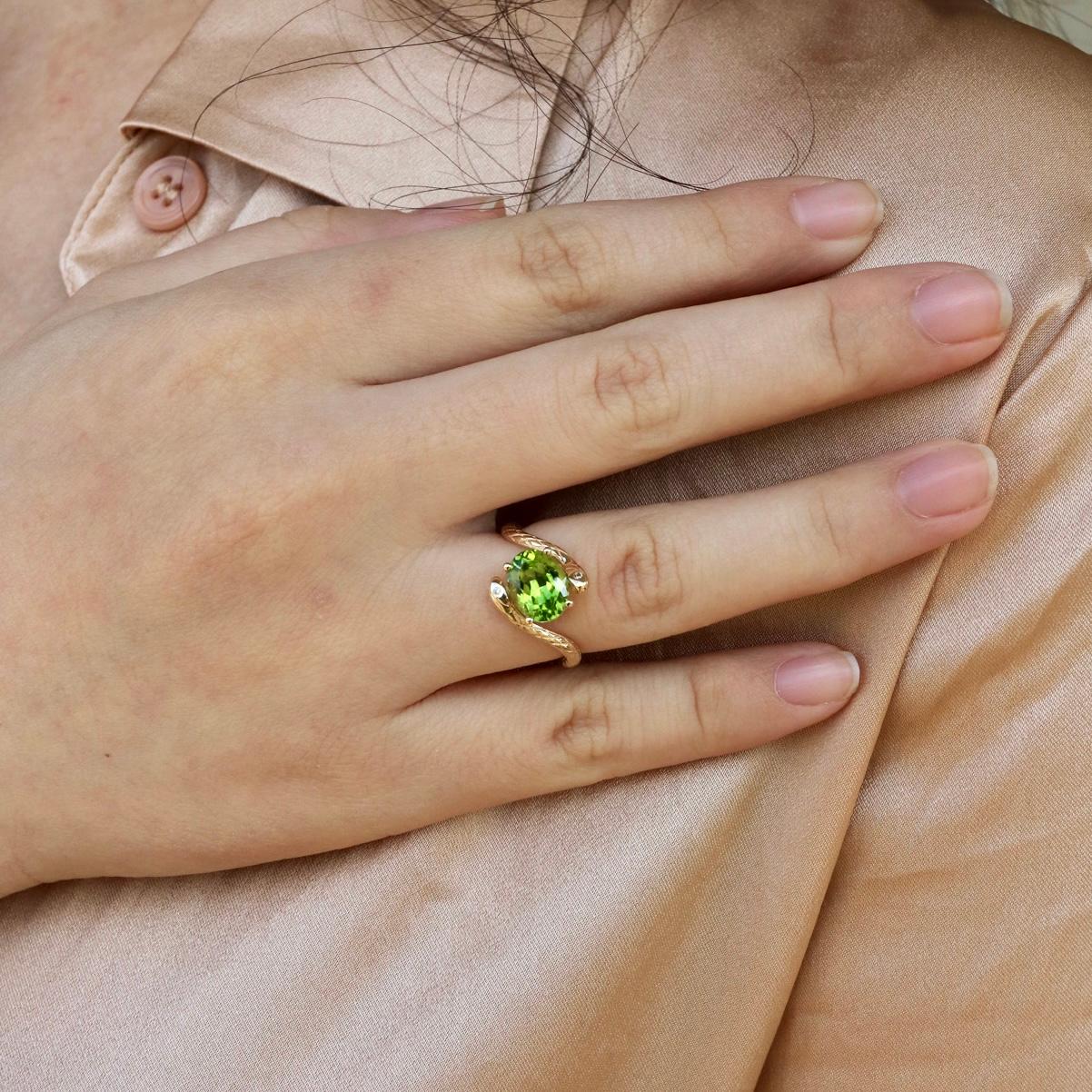 Kai Snake 2.12 ctw Peridot Diamond East-West Ring in 14K Solid Gold For Sale 1