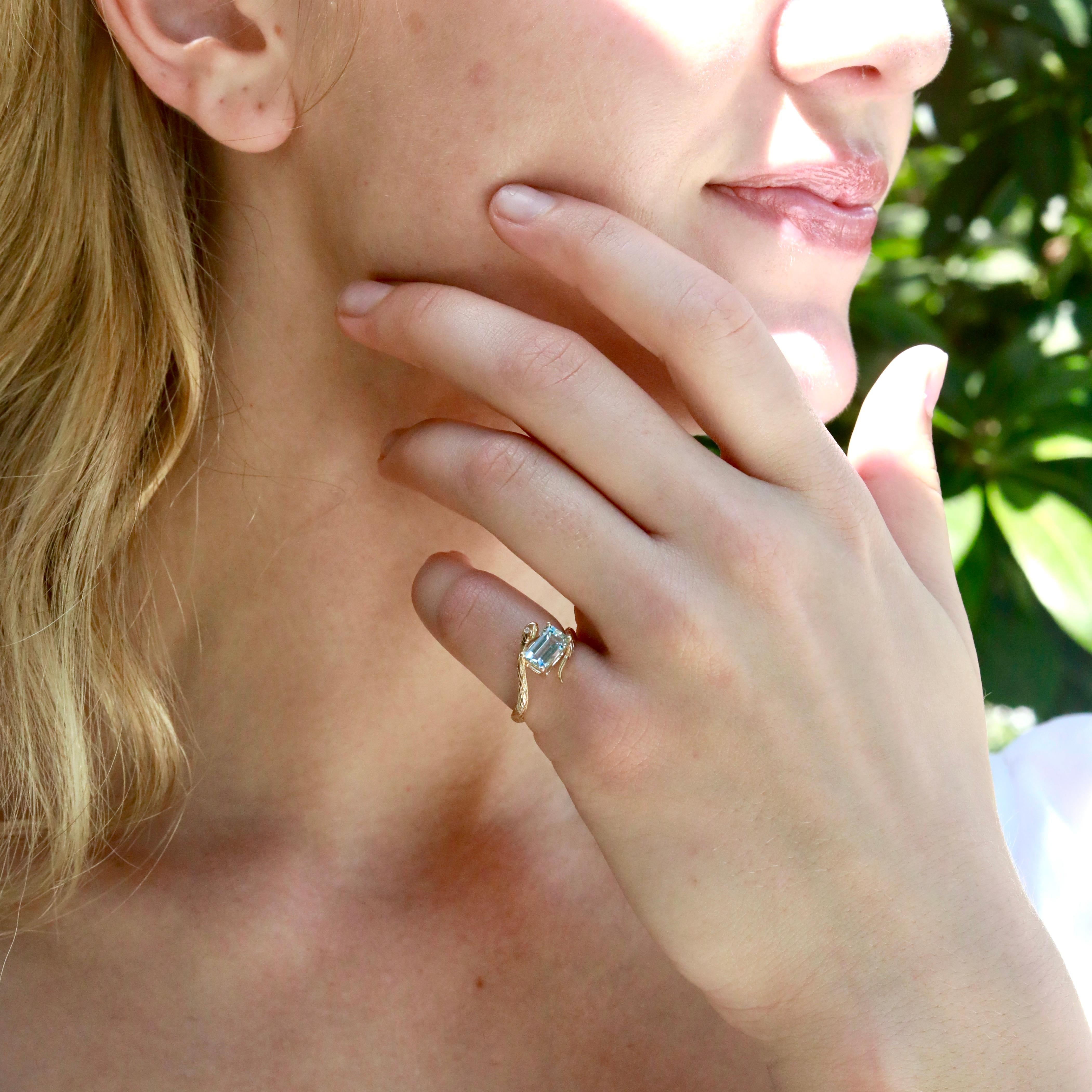 Kai Schlange Schutz Smaragd-Schliff 1,01ctw Aquamarin & Diamant Ost-West-Ring (Smaragdschliff) im Angebot