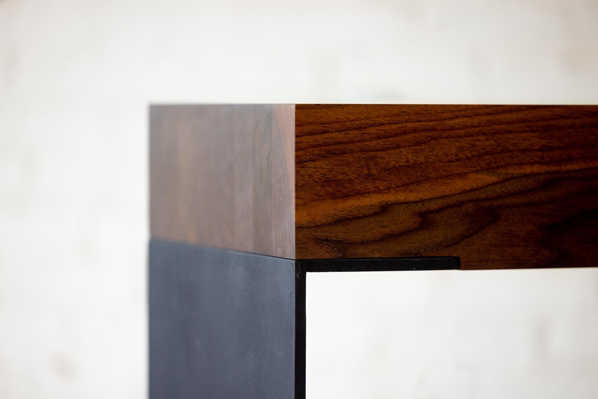 Kai-Bank aus Nussbaumholz und schwarzem Stahl von Autonomous Furniture (Handgefertigt) im Angebot