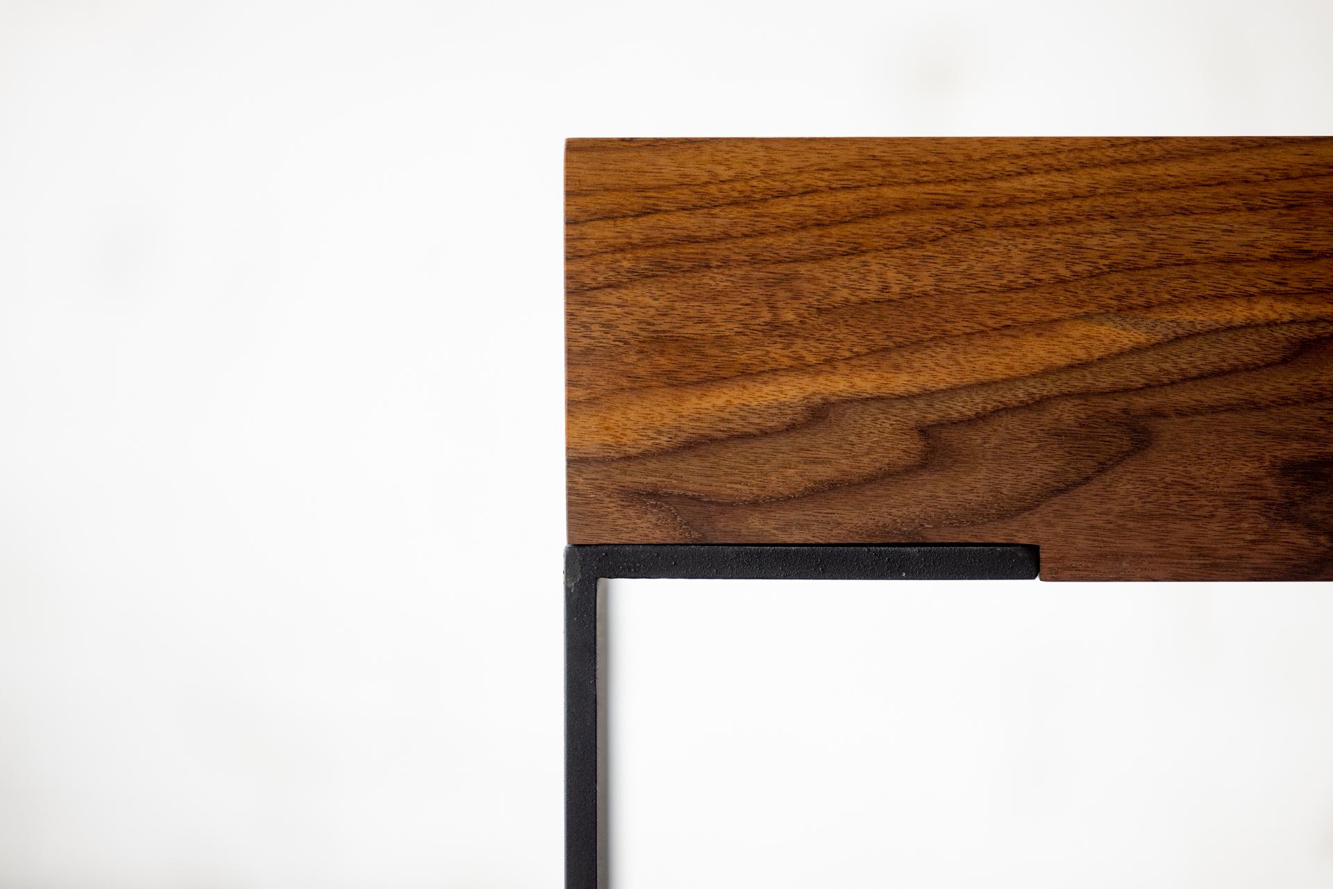 Kai-Bank aus Nussbaumholz und schwarzem Stahl von Autonomous Furniture im Zustand „Neu“ im Angebot in Victoria, BC