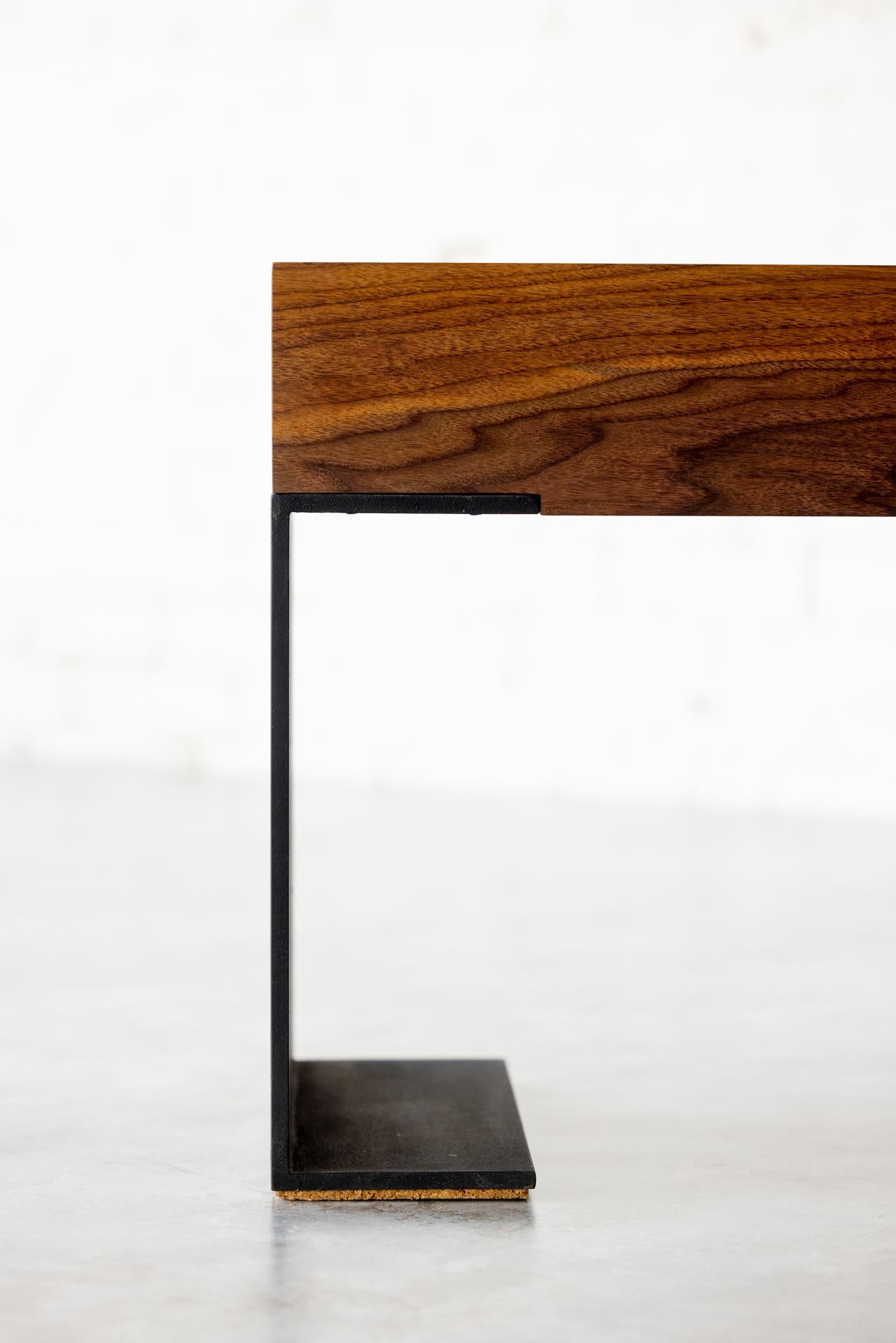 Kai-Bank aus Nussbaumholz und schwarzem Stahl von Autonomous Furniture (21. Jahrhundert und zeitgenössisch) im Angebot