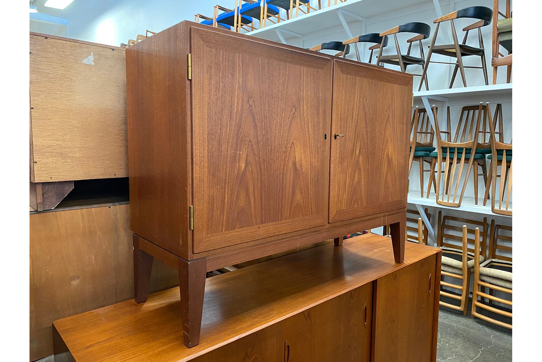 Origin: Denmark
Designer: Kai Winding
Manufacturer: Willy Beck
Era: 1960s
Dimensions: 43.5? wide x 16.5? deep x 33.25? tall

Restoration includes:
• Structural + joint repair (if necessary) on all joints
• Full exterior refinish in lacquer