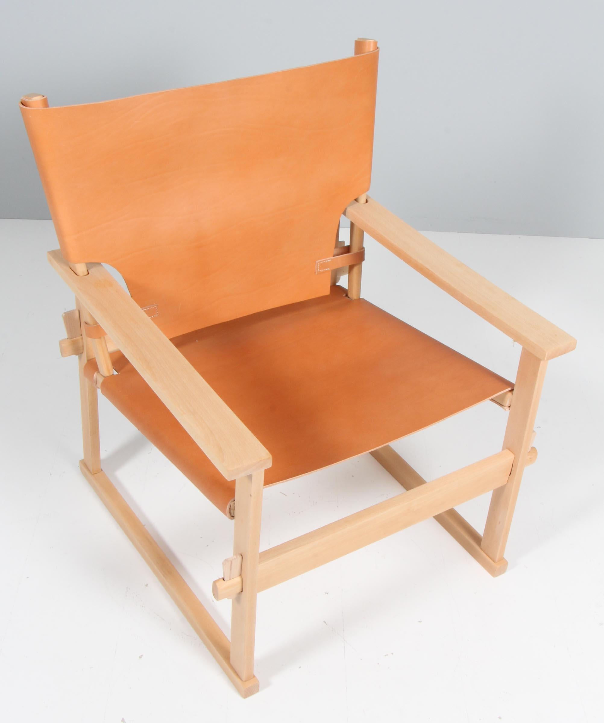 Kai Winding Safari / safari chair, frame of beech.

New upholstered with saddle leather.

Made by Poul Hundevad.