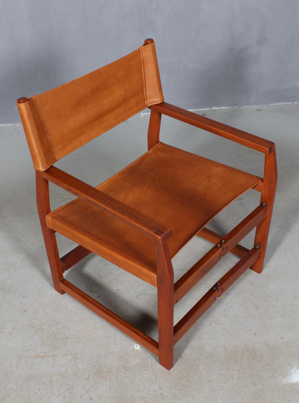 Kai Winding Safari / Instructir chair, foldable. Frame of solid teak.

New upholstered with cognac 