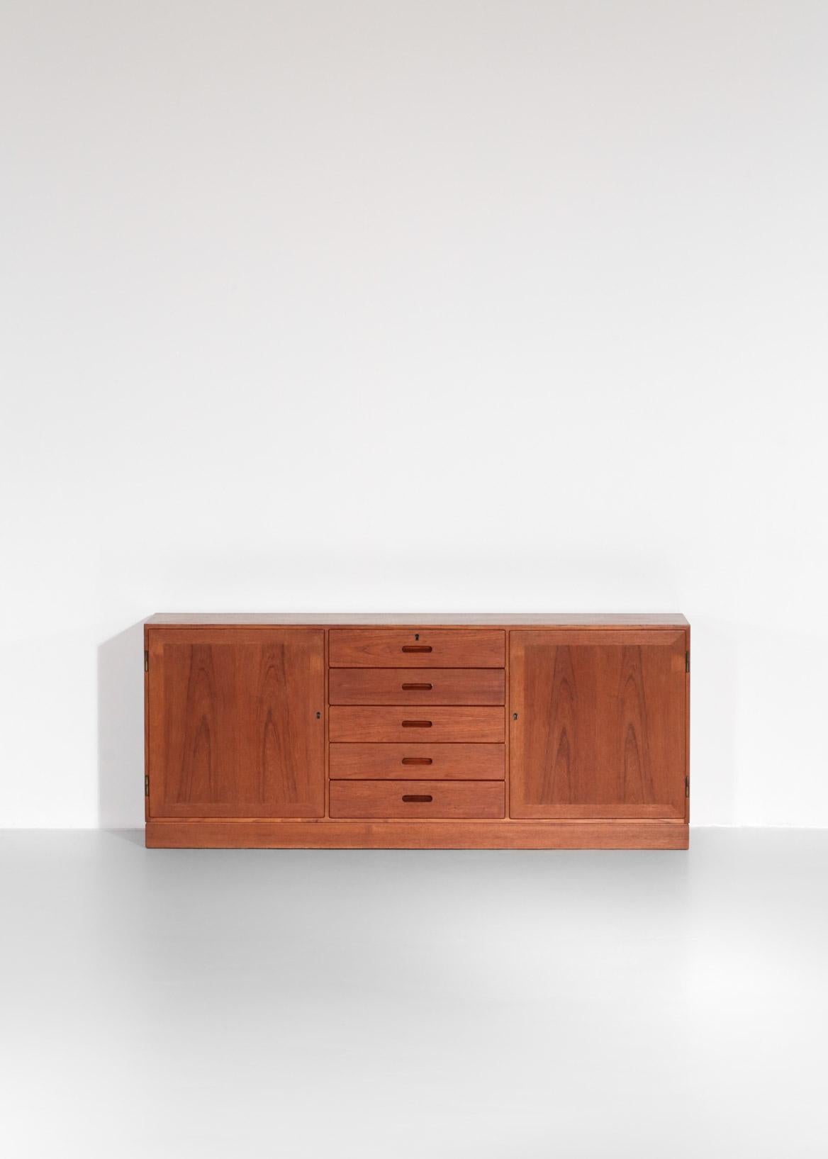 Danish sideboard designed by Kai Winding.
Made of teak with 2 doors and 6 drawers.
Can be wall mounted.