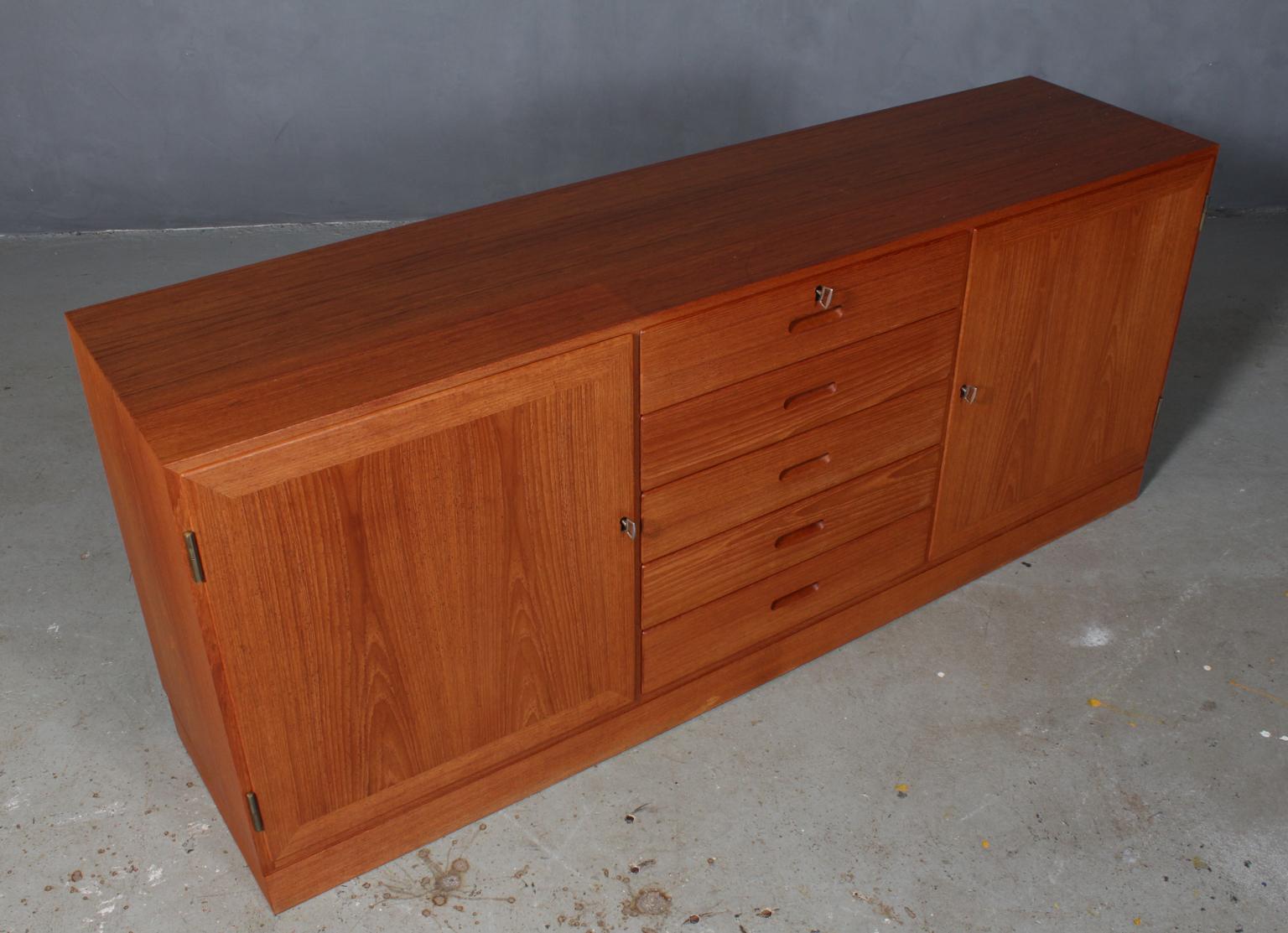 Kai Winding cabinet in partly solid teak. Drawers and doors with shelves behind.

With locks and keys.