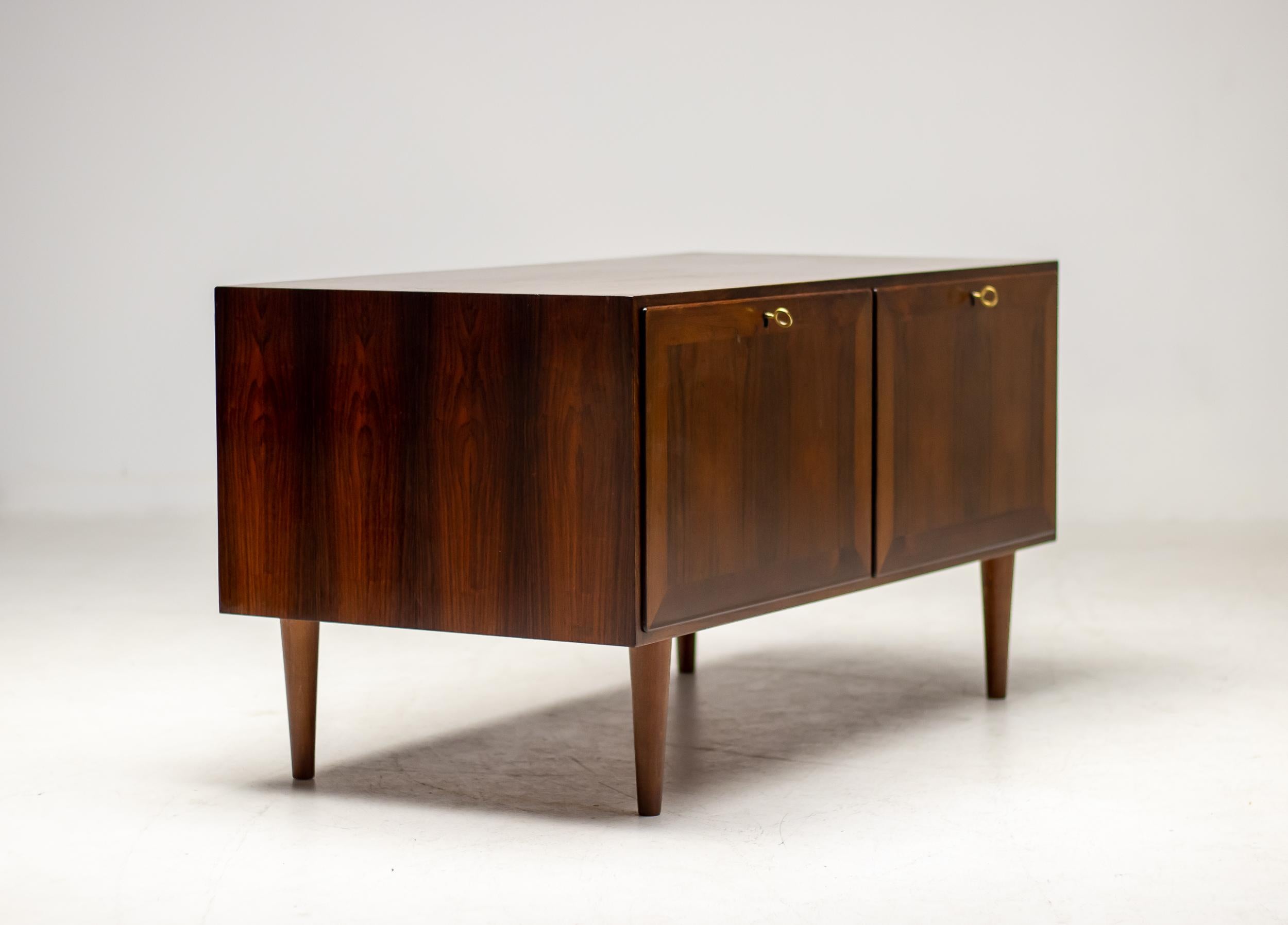 Buffet en bois de rose conçu par Kai Winding, produit par Poul Jeppesens Møbelfabrik.
La pièce possède 2 tiroirs intérieurs avec une ouverture, qui conviennent parfaitement au rangement d'équipements stéréo haut de gamme.
Marqué d'un label.

Kaj
