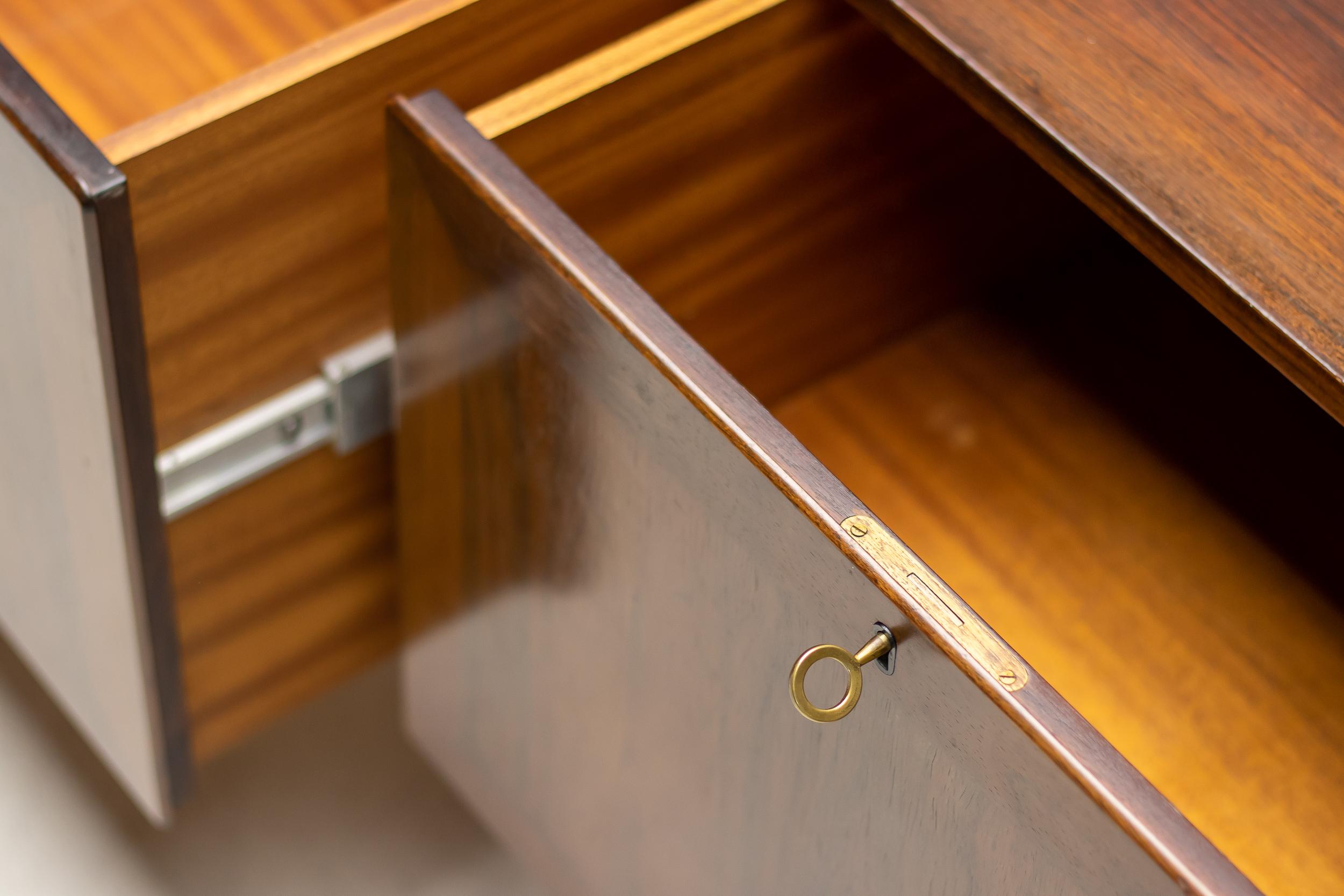 Danois Petit buffet en bois de rose Kai Winding en vente