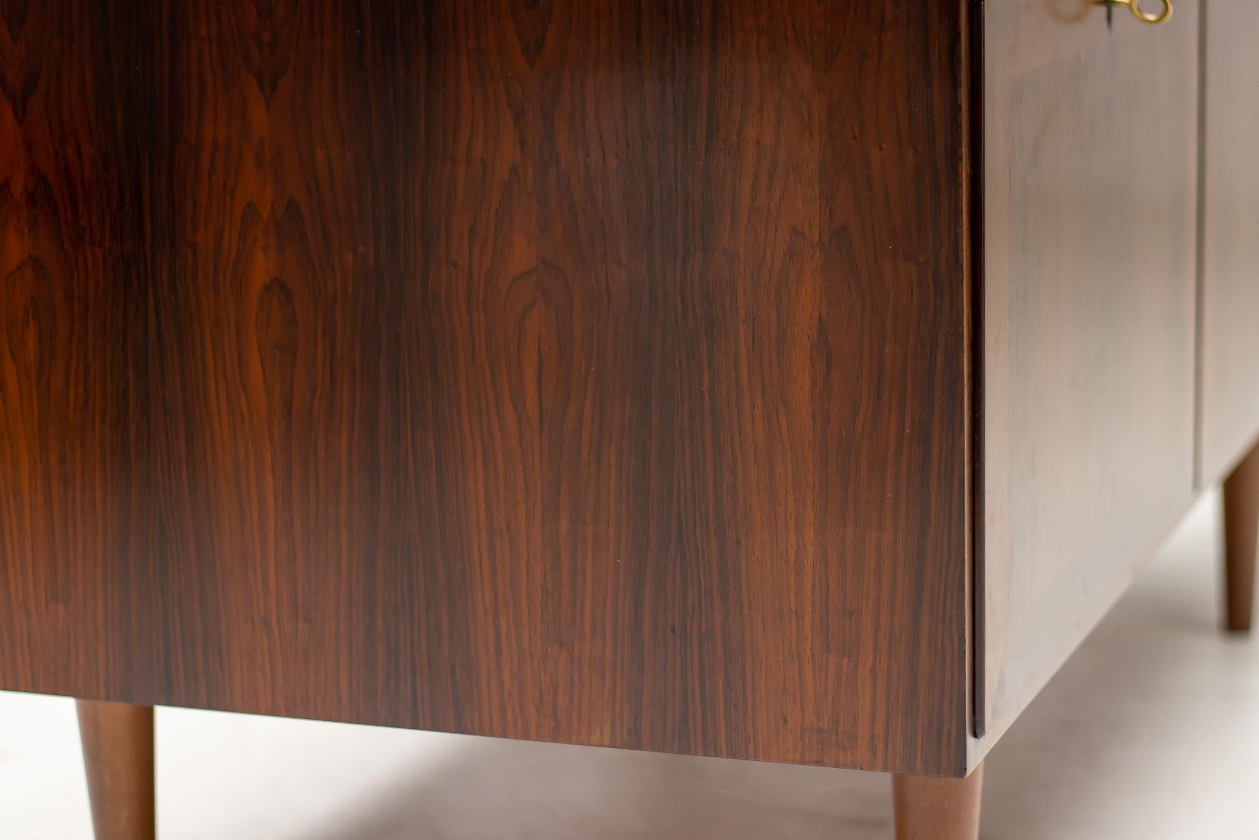 Petit buffet en bois de rose Kai Winding en vente 1