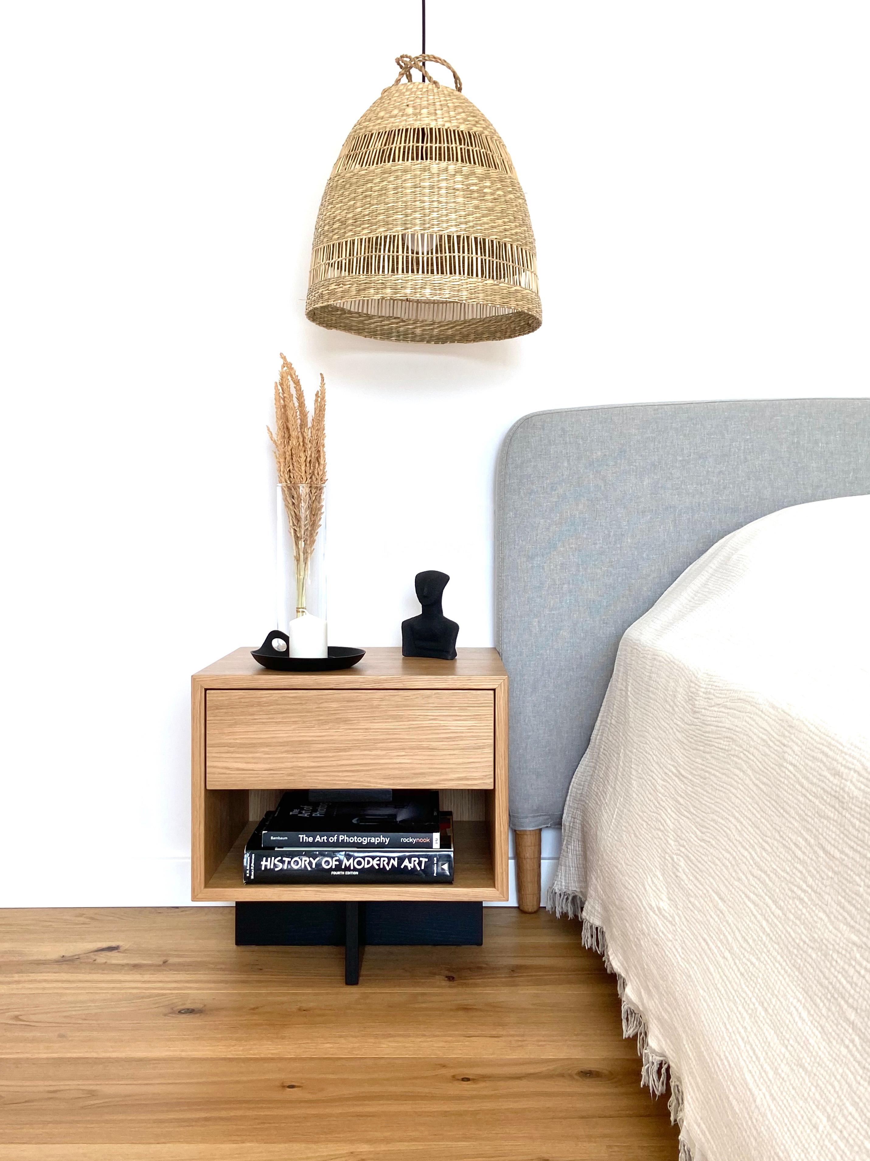 Fait main Table de nuit Kaid, contemporaine moderne et minimaliste en bois bicolore noyer en vente