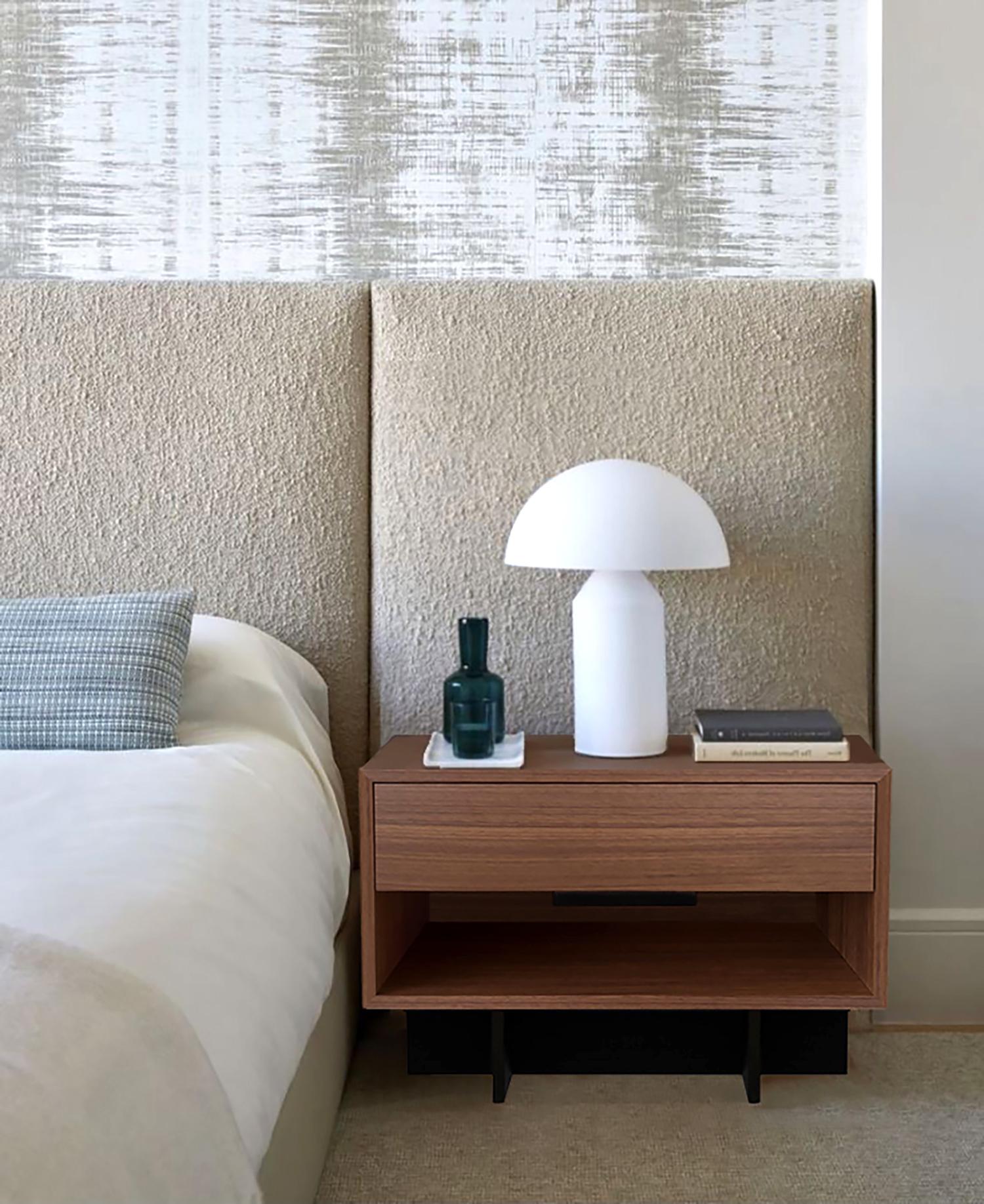 Moderno Comodino Kaid grande, contemporaneo e minimalista in noce bicolore, personalizzabile in vendita
