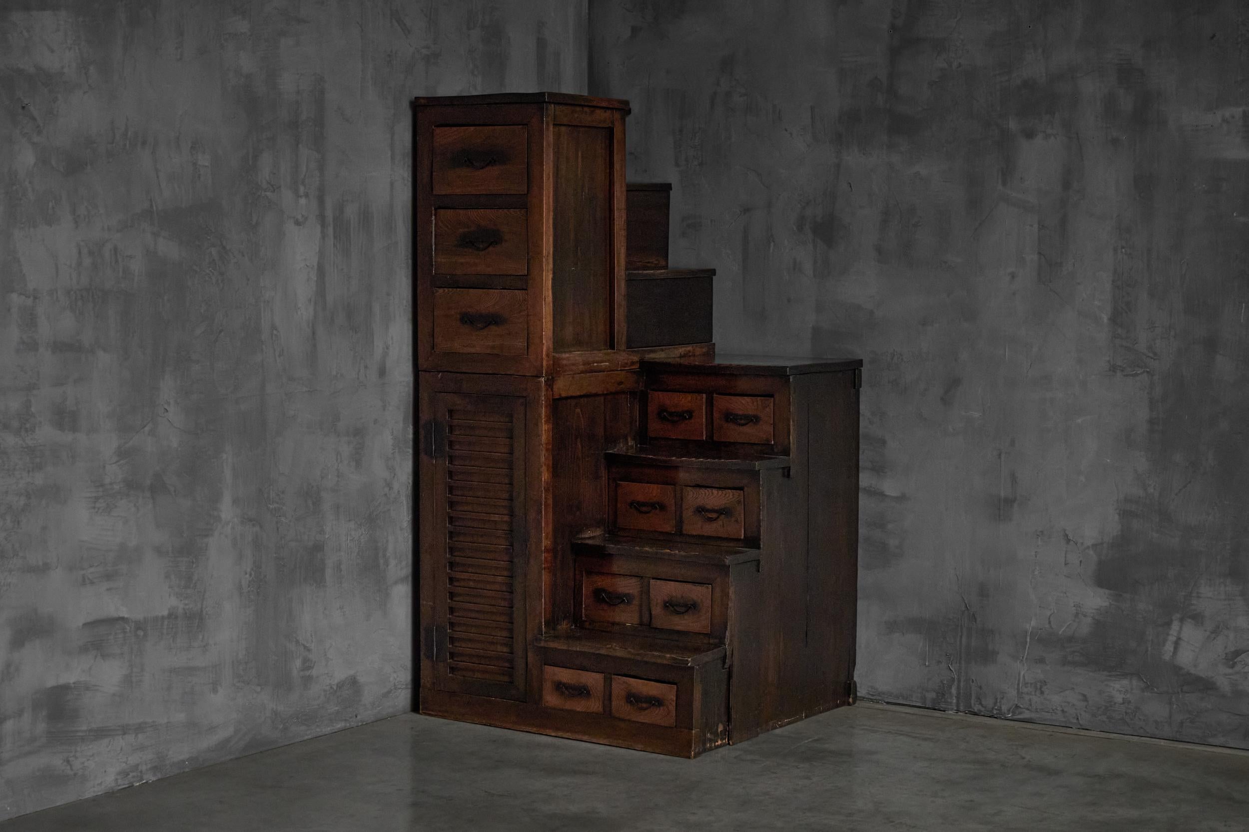 Questo raro Kaidan Tansu è una cassapanca originale del XIX secolo, risalente al periodo Meiji (circa 1890). Realizzato in legno riccamente patinato, combina un'archiviazione funzionale con l'eleganza architettonica di una scala compatta. Ogni