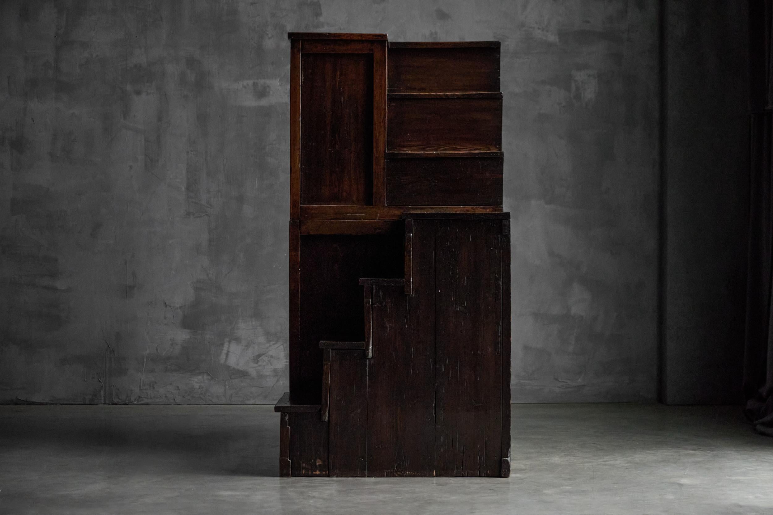 Cassapanca giapponese Kaidan Tansu, Giappone, XIX secolo In condizioni ottime in vendita a Antwerp, BE