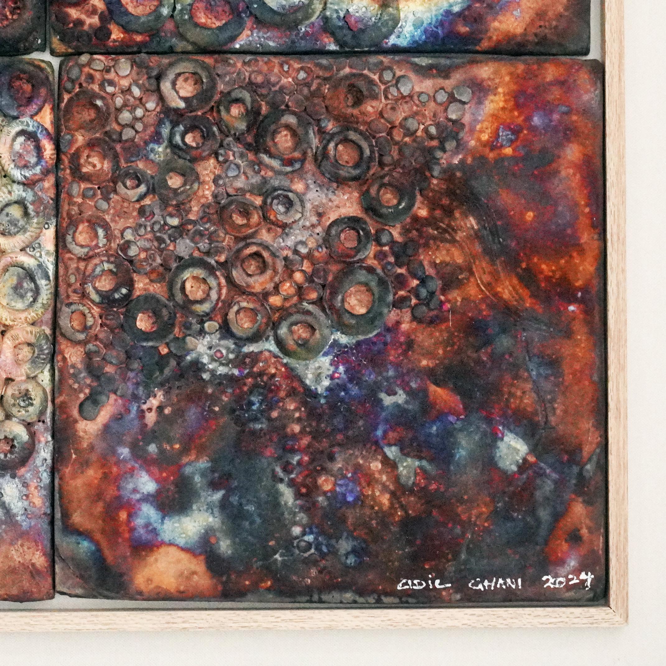 Moderne Sculpture murale Kaiga 4 - 2' x 2' encadrée en céramique raku - RAAQUU Serial n° 2400014 en vente