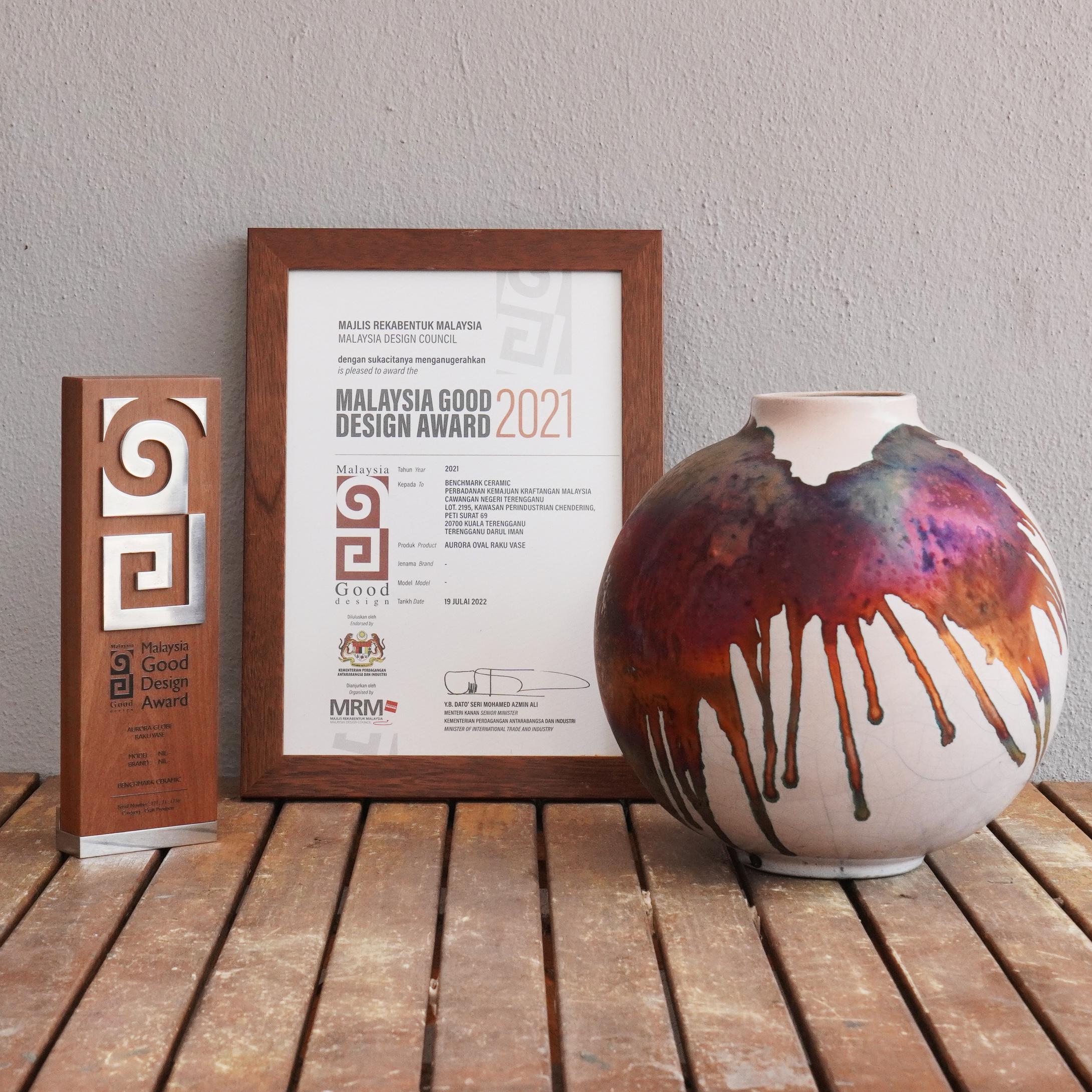 Malese Kaiga 6 - Arte da parete in ceramica raku con cornice 2' x 3' - RAAQUU Numero di Serie 2400001 in vendita