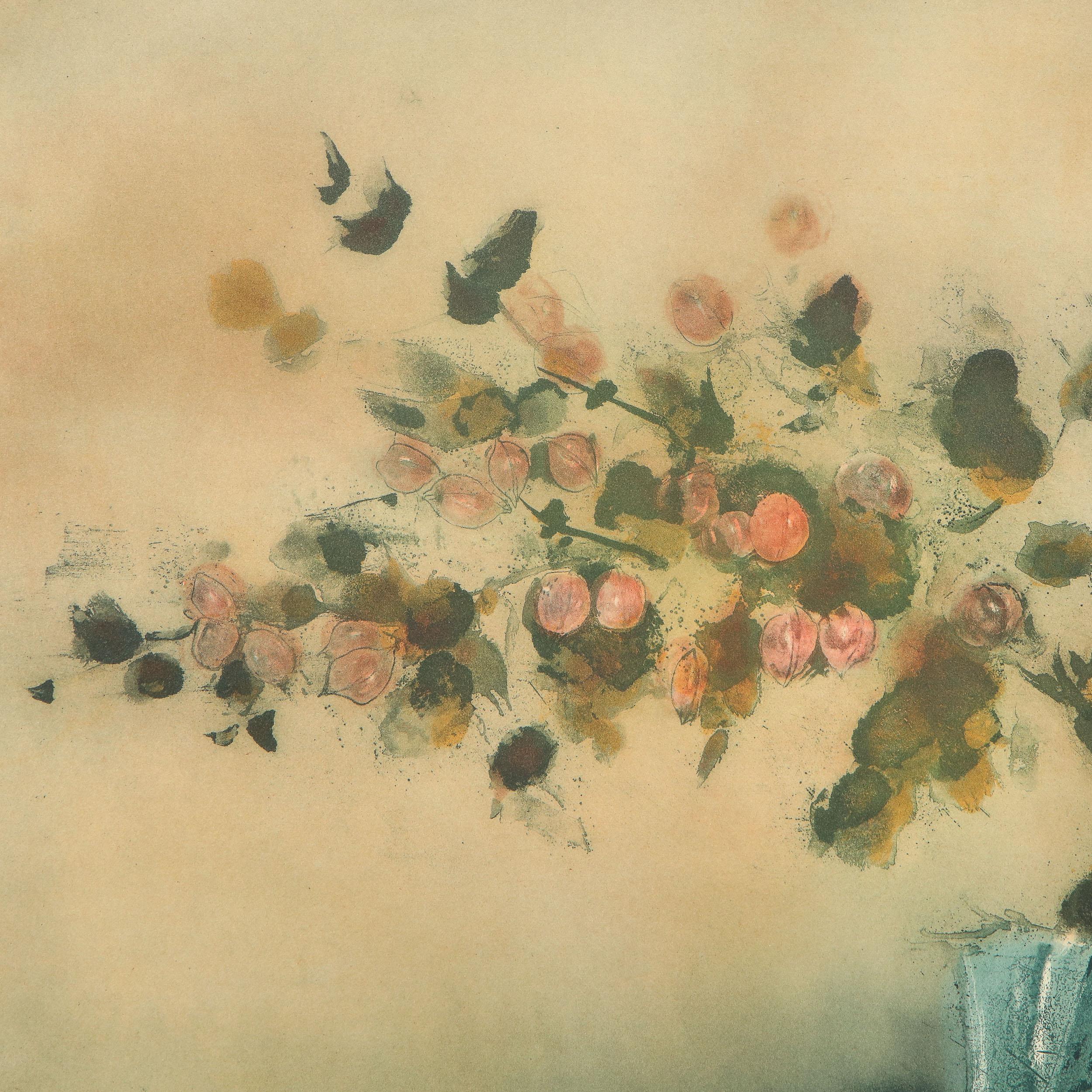 Este hermoso aguafuerte modernista fue realizado por la estimada artista india Kaiko Moti, hacia 1975. Presenta una rama de árbol abstracta y estilizada (presumiblemente la de un cerezo) repleta de abundantes flores, colocada en un jarrón de agua
