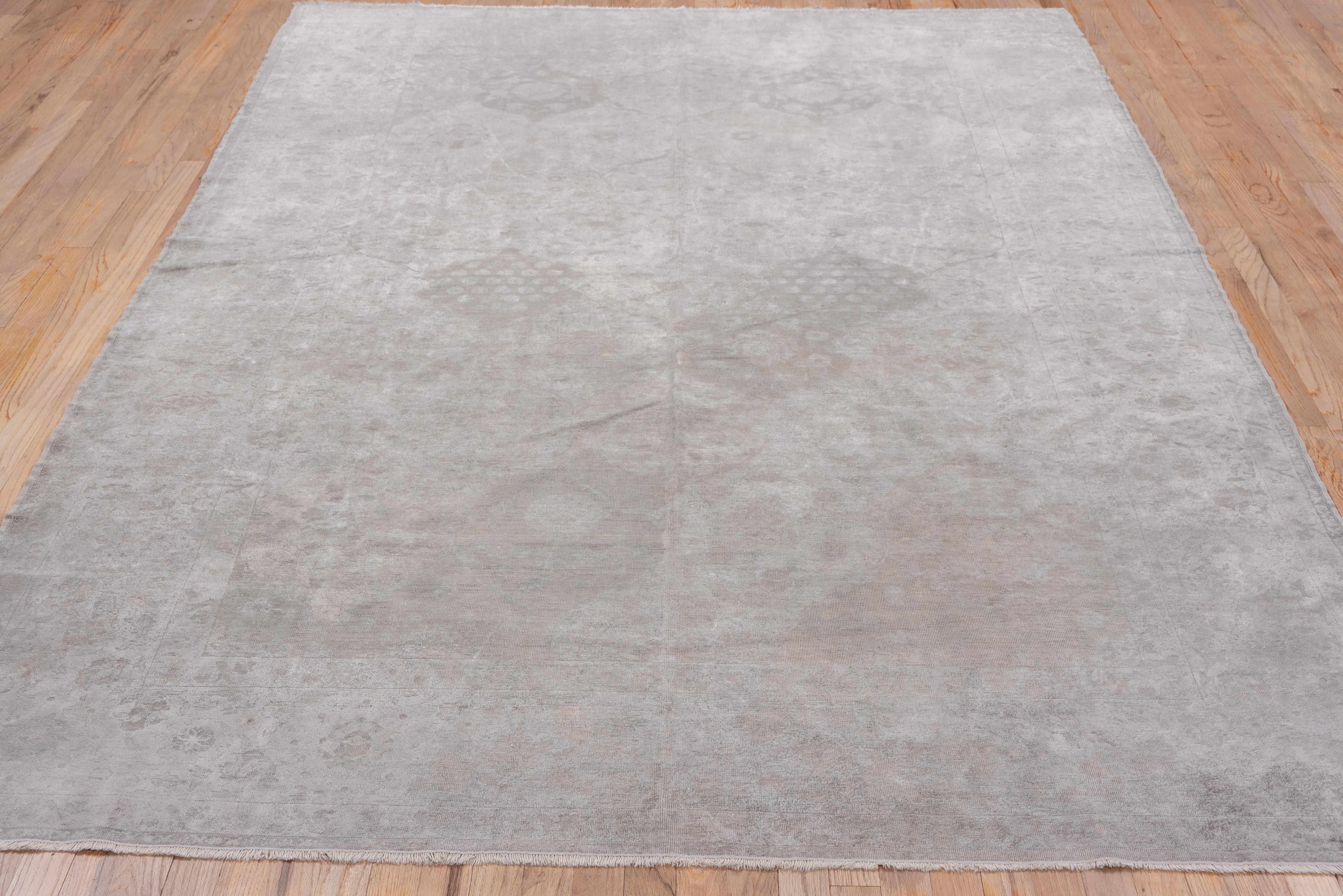 Dieser sehr dezente Teppich aus mercerisierter Baumwolle hat ein perlmuttfarbenes Muster mit einem leichten Allover-Muster aus ovalen Kartuschen.