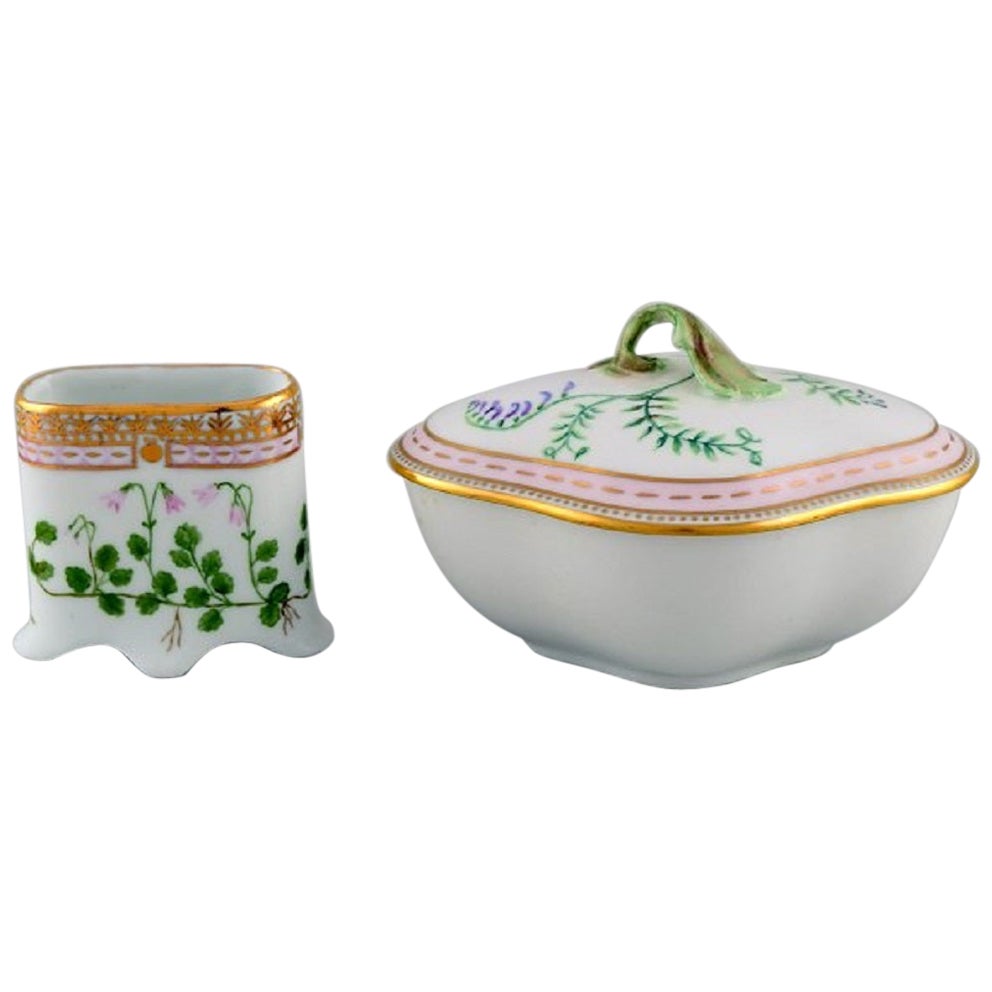 Kaiser Kaiser, Deutschland, Porzellanvase und Deckelschale mit handbemalten Blumen im Angebot