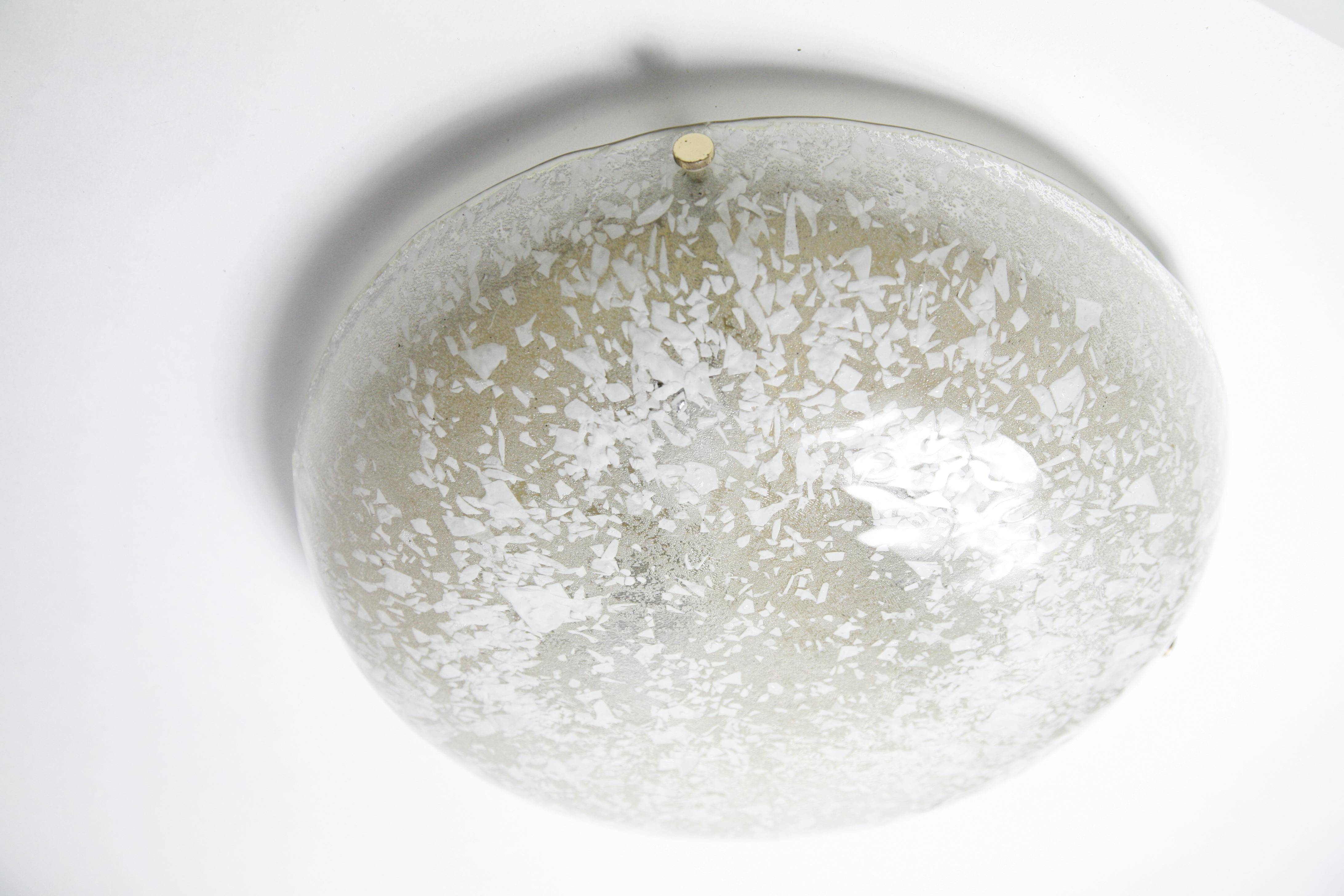 Monture encastrée en verre Kaiser avec épis de faîtage en laiton, Allemagne, 1970 Bon état - En vente à Bronx, NY