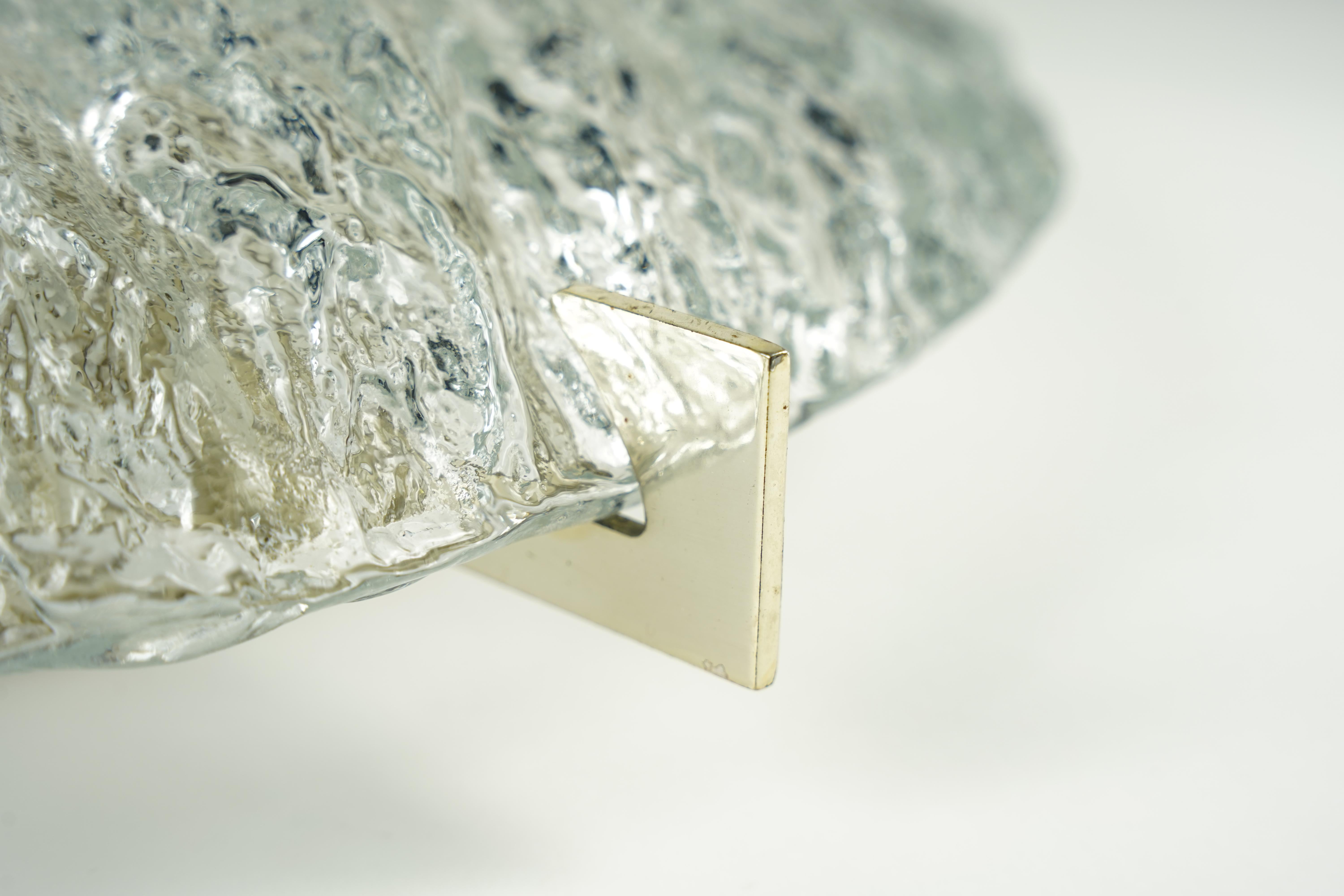 Gran empotrable de cristal Kaiser en forma de cúpula con remates cromados 1960 Alemania en estado todo vintage seis enchufes en un marco de metal blanco.
La pantalla es una gruesa pieza abovedada de cristal con una superficie en textura de cristal