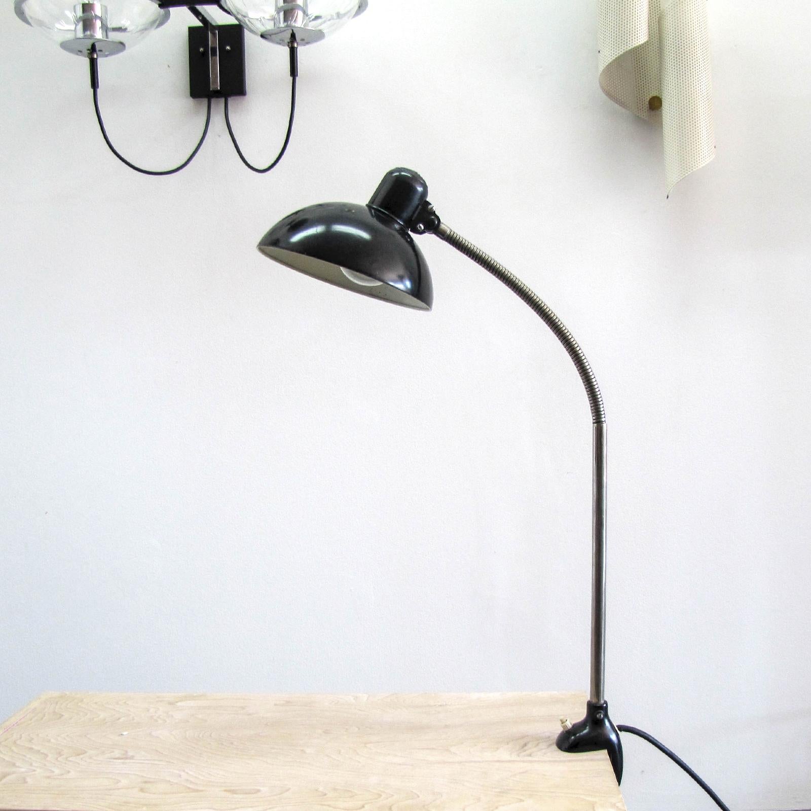 Merveilleuses lampes de travail Kaiser iDell 6740/121, flexibilité du col de cygne, métal émaillé, acier, pince de table en bakélite, estampillées, câblées pour les normes américaines, une douille E27, puissance max. 75w chacune ou équivalent LED,