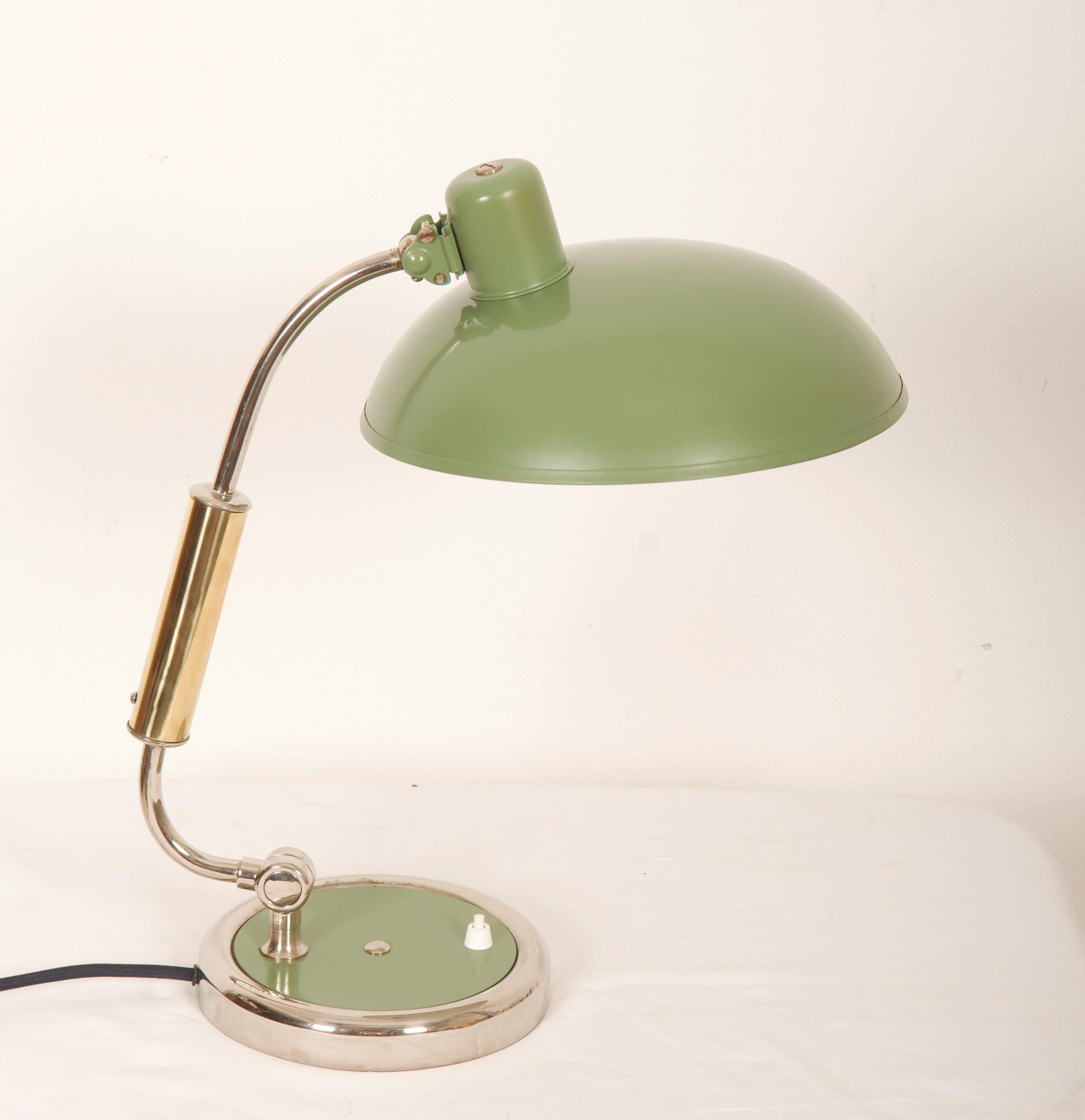 Bauhaus Tischlampe grün lackiert aus den 1930er Jahren Modell 6632. Die Lampe ist neu lackiert.