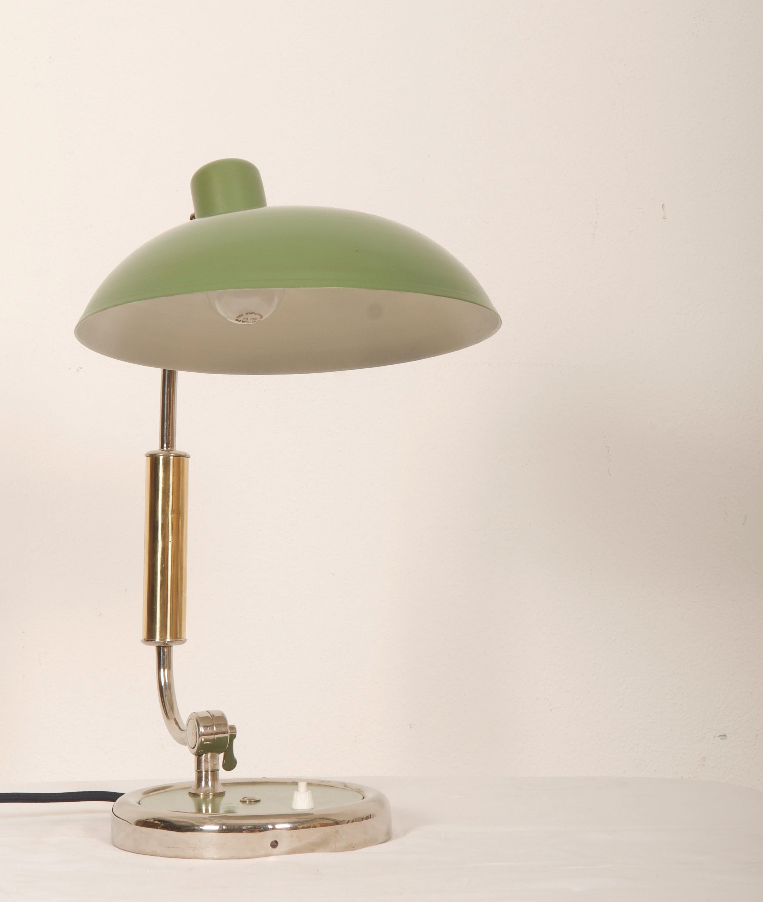 Milieu du XXe siècle Lampe de bureau Kaiser Idell par Christian Dell, modèle 6632 President Green en vente