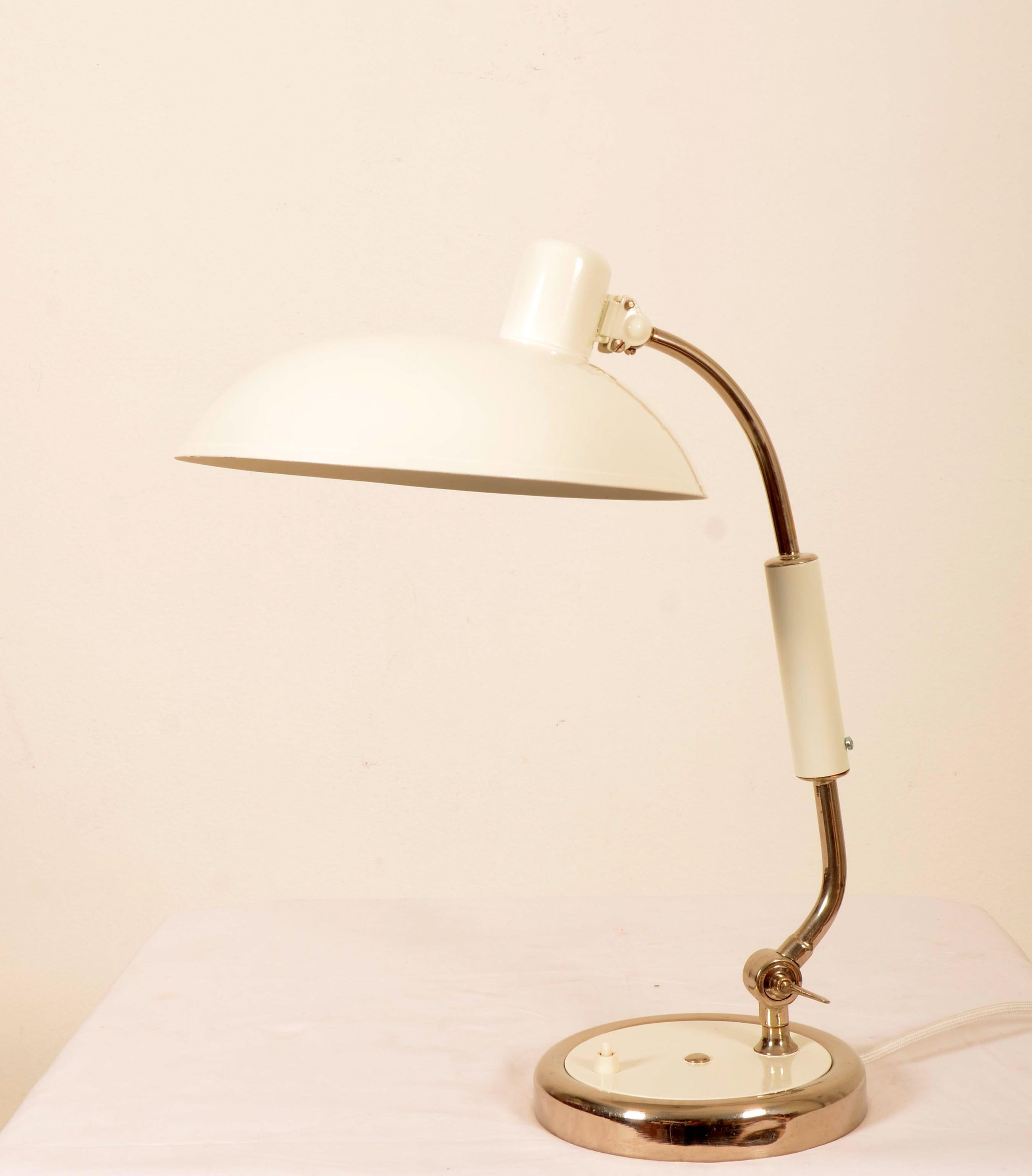 Bauhaus Tischlampe weiß lackiert aus den 1930er Jahren Modell 6632. Die Lampe ist neu lackiert.