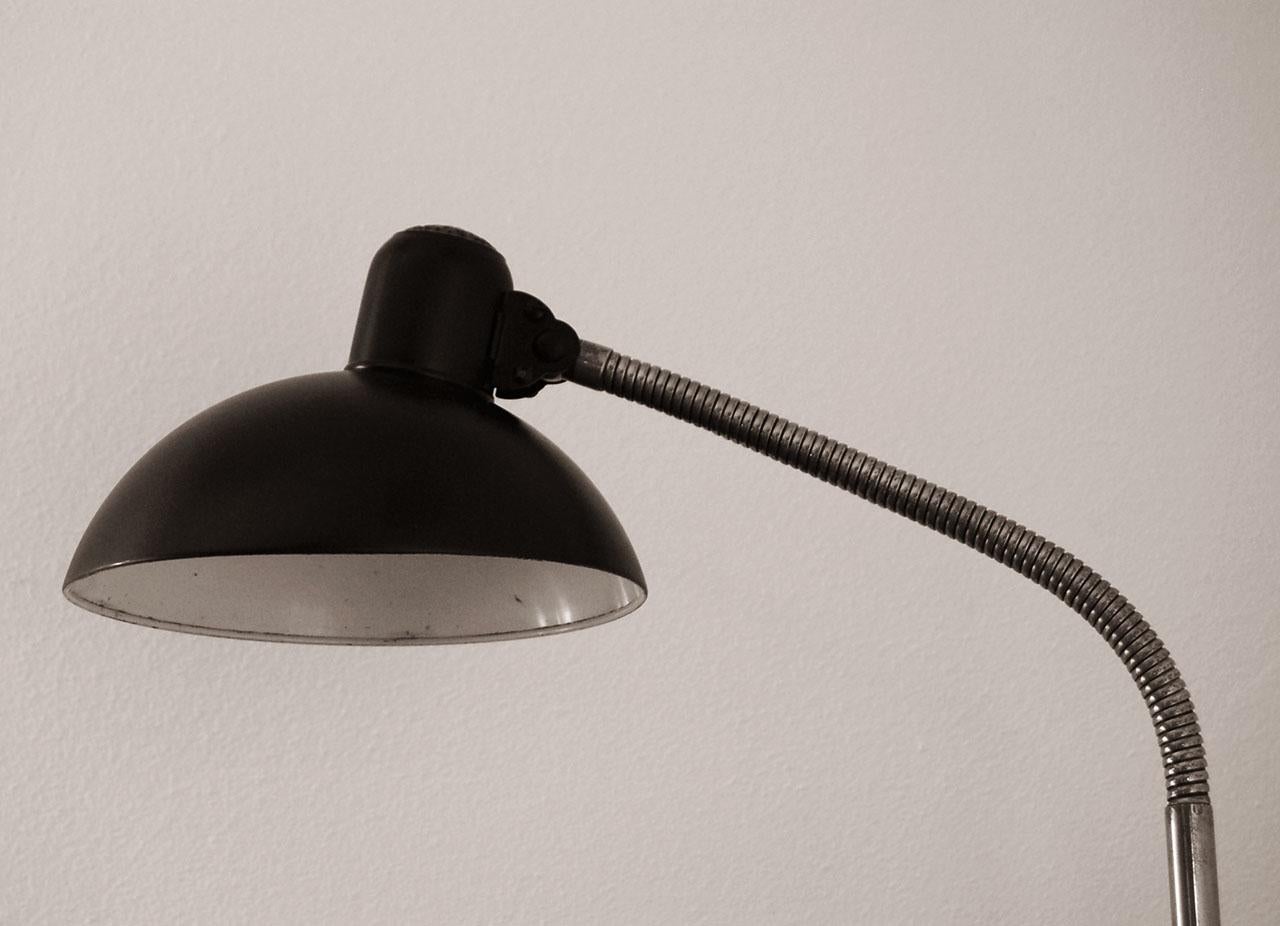 The 6740 lamp is part of the Kaiser iDell series of a lamp, designed by Christian Dell in the 1930s. These lamps have become a symbol of German design also know for the high quality and resistance of the materials used.
The 6740 lamp is equipped