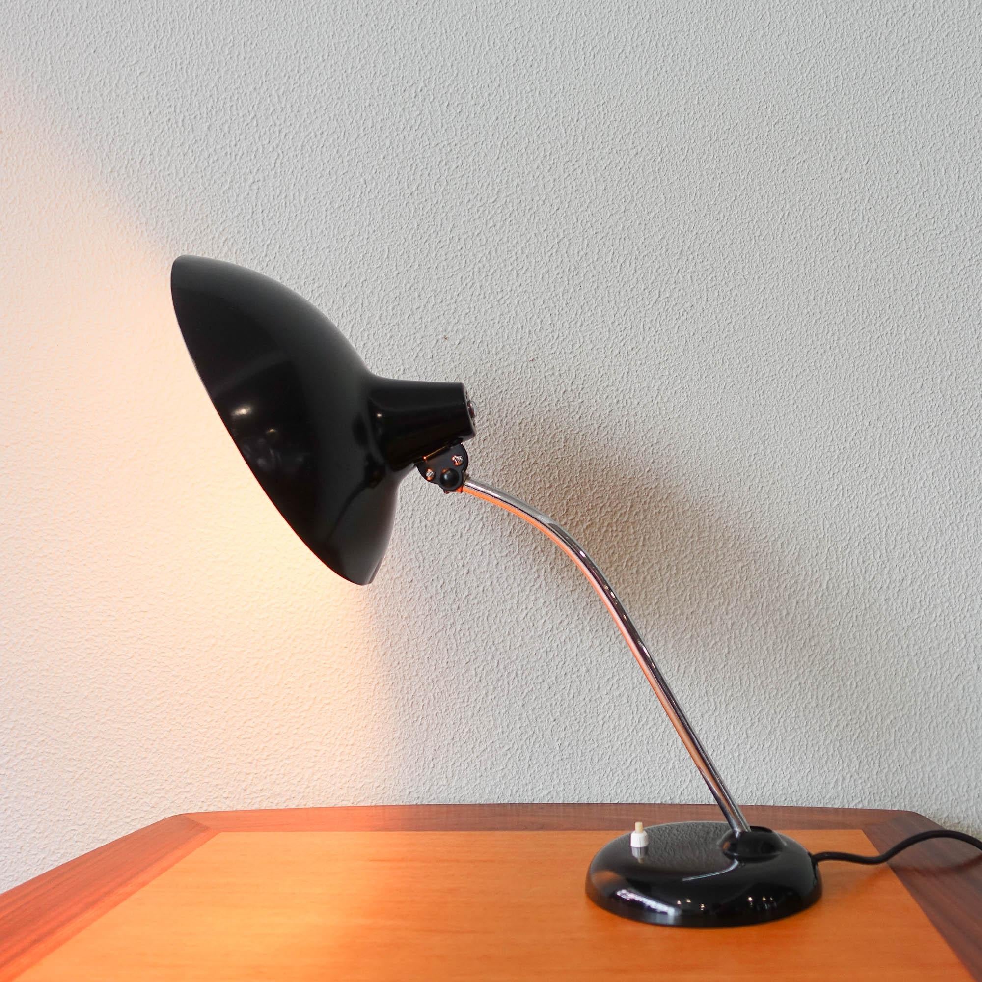 Kaiser Idell-Schreibtischlampe Modell 6786 im Zustand „Gut“ in Lisboa, PT
