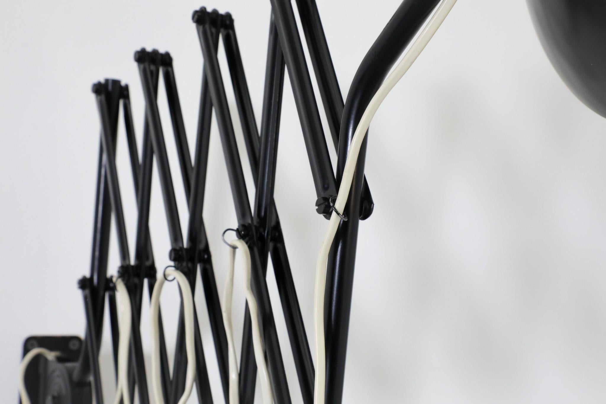 Lampada a fisarmonica da parete in metallo smaltato nero in stile Kaiser Idell di Hala Zeist in vendita 3