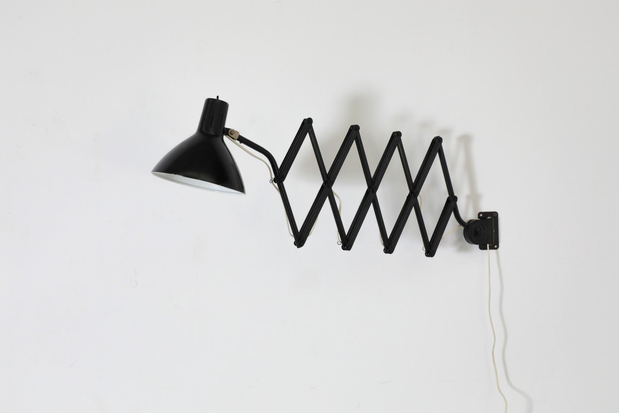 Lampada a fisarmonica extra large, stile Kaiser Idell degli anni '60, in metallo smaltato nero con cavo bianco. Prodotto dal produttore di illuminazione olandese Hala. Una delle prime aziende di illuminazione dei Paesi Bassi, Hala è stata fondata a