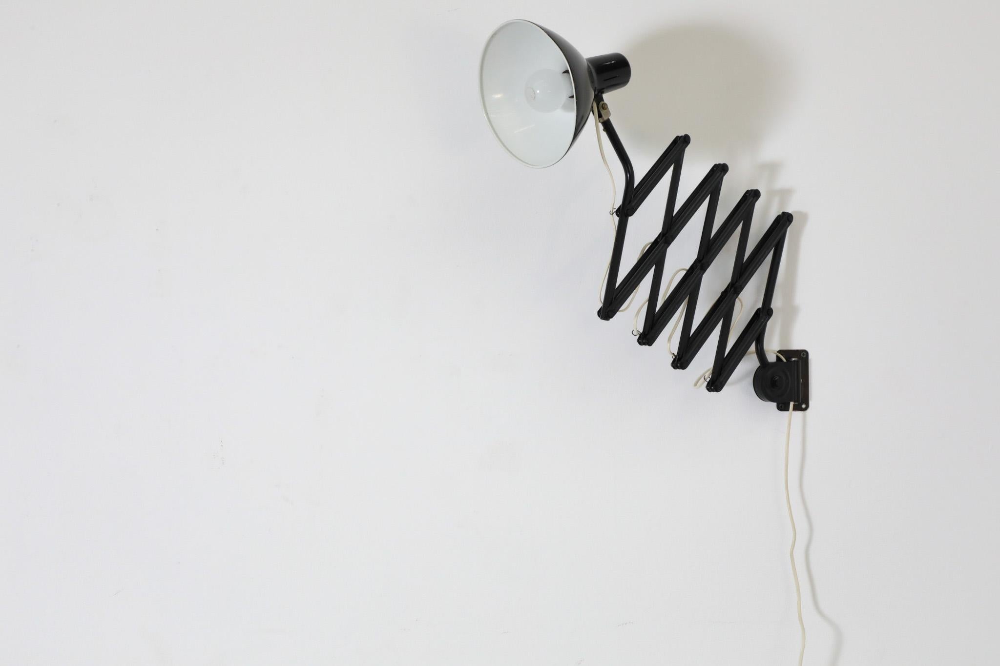 Mid-Century moderno Lampada a fisarmonica da parete in metallo smaltato nero in stile Kaiser Idell di Hala Zeist in vendita