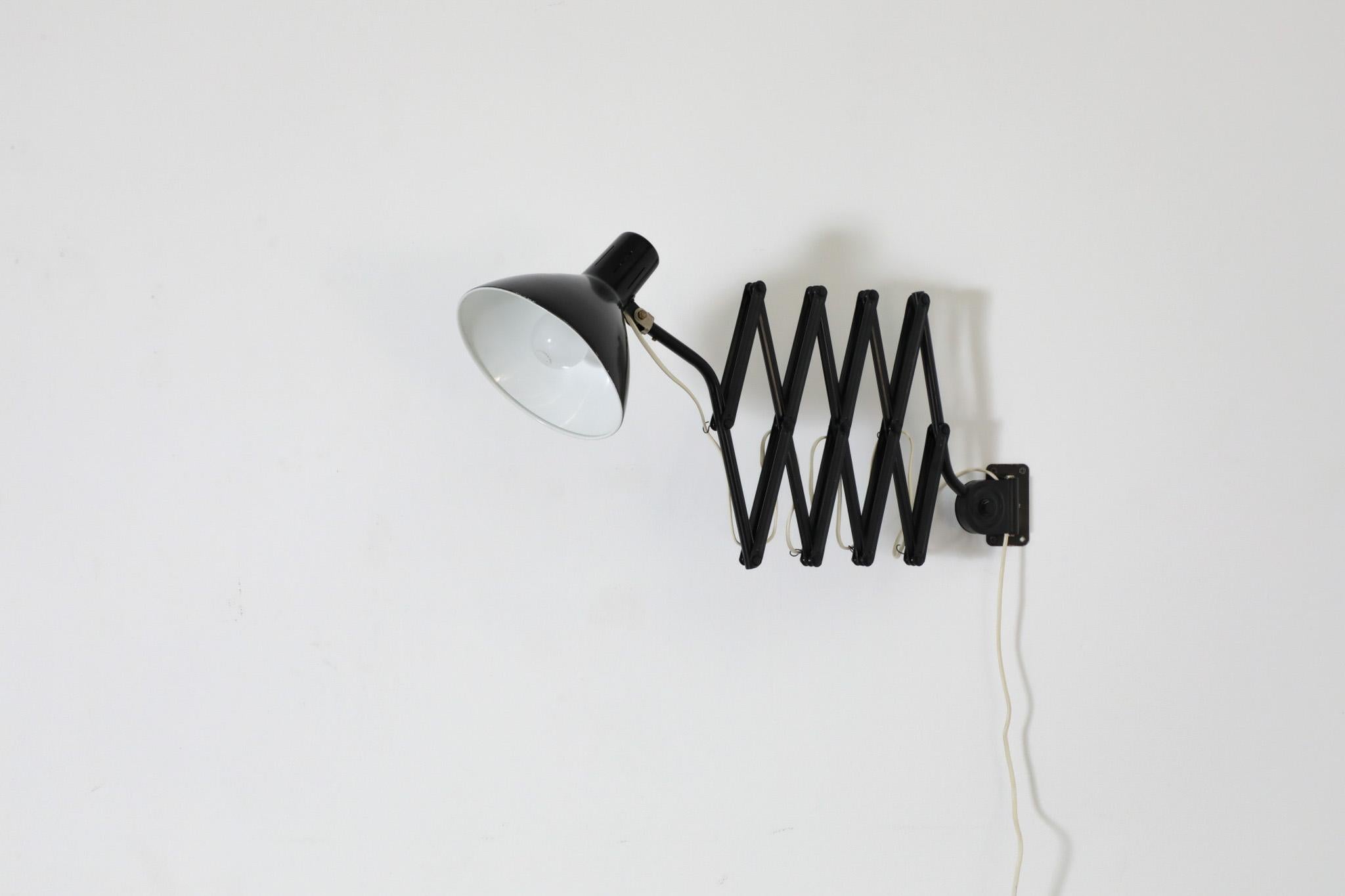 Olandese Lampada a fisarmonica da parete in metallo smaltato nero in stile Kaiser Idell di Hala Zeist in vendita
