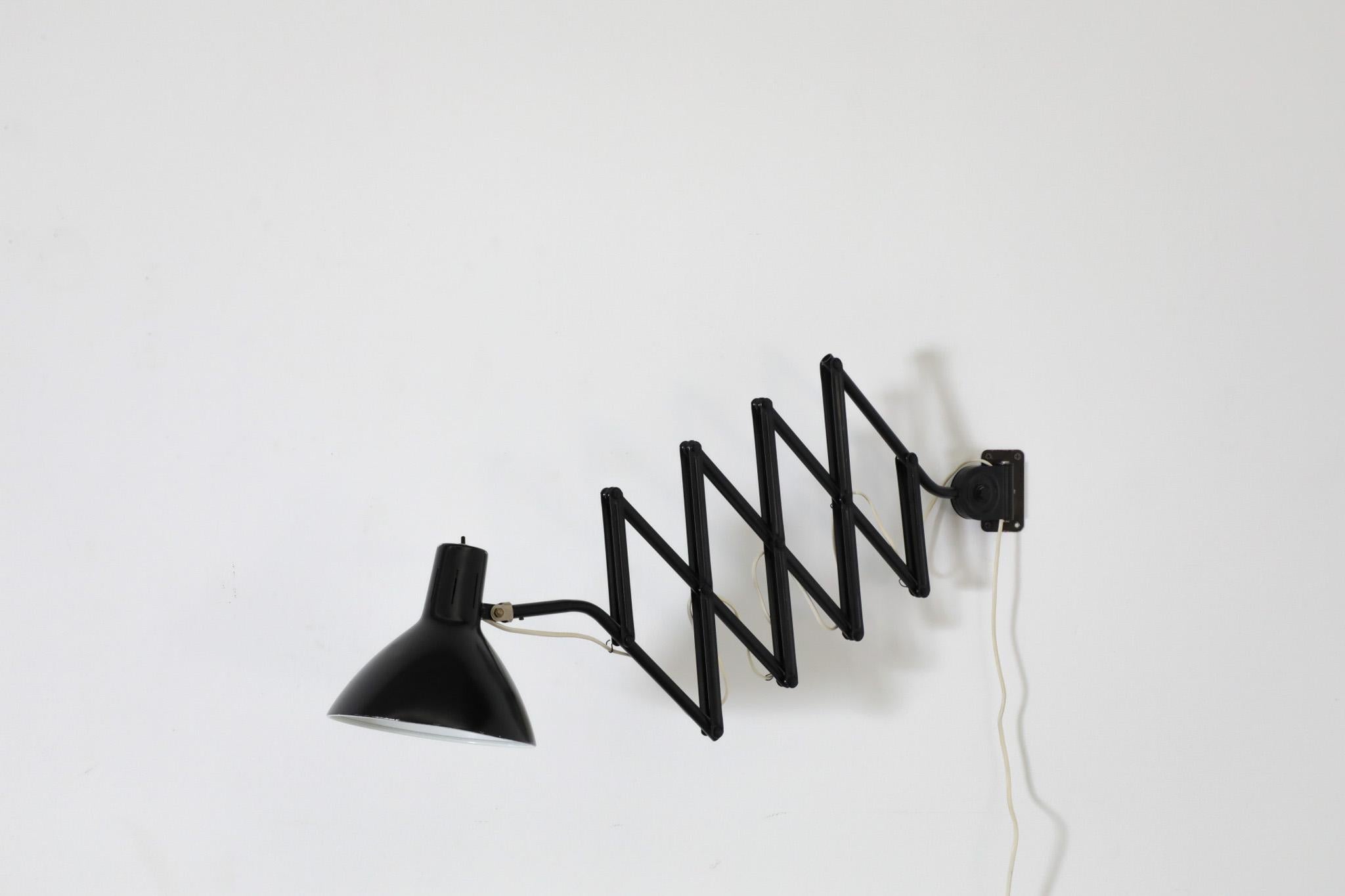 Smaltato Lampada a fisarmonica da parete in metallo smaltato nero in stile Kaiser Idell di Hala Zeist in vendita