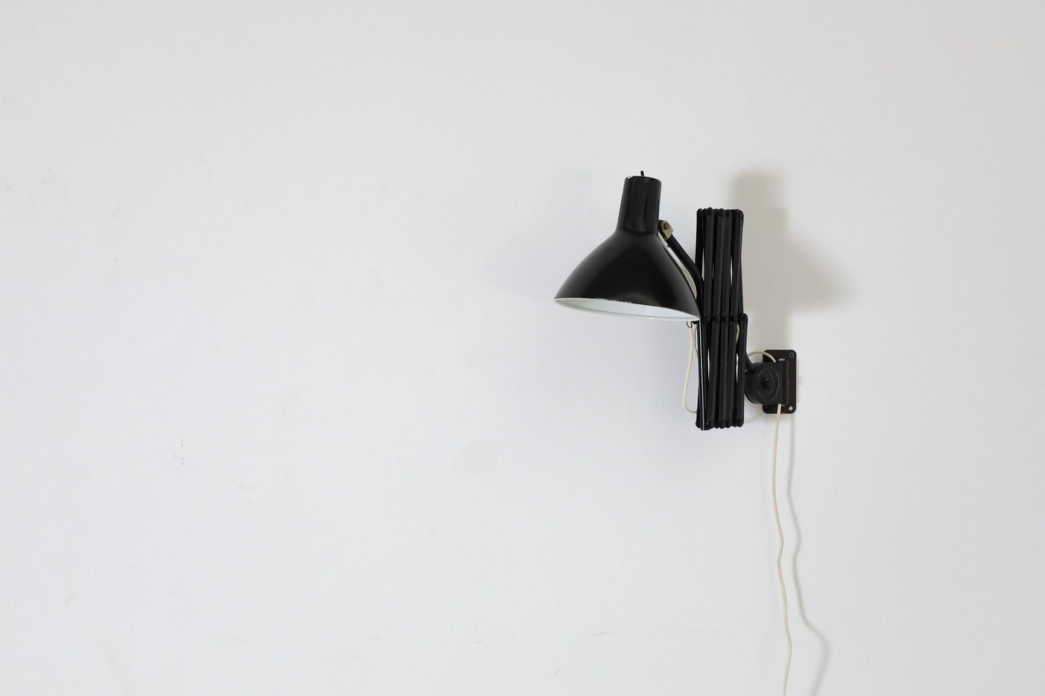 Lampada a fisarmonica da parete in metallo smaltato nero in stile Kaiser Idell di Hala Zeist In condizioni buone in vendita a Los Angeles, CA