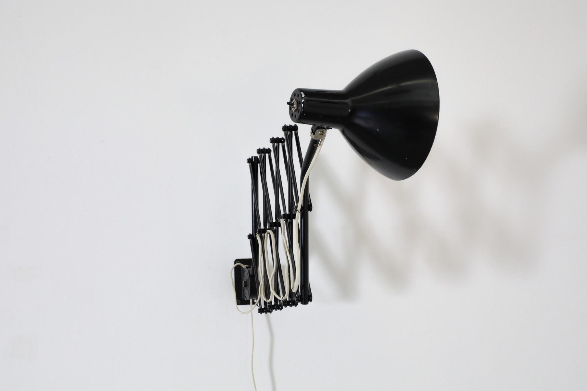 Lampada a fisarmonica da parete in metallo smaltato nero in stile Kaiser Idell di Hala Zeist in vendita 1