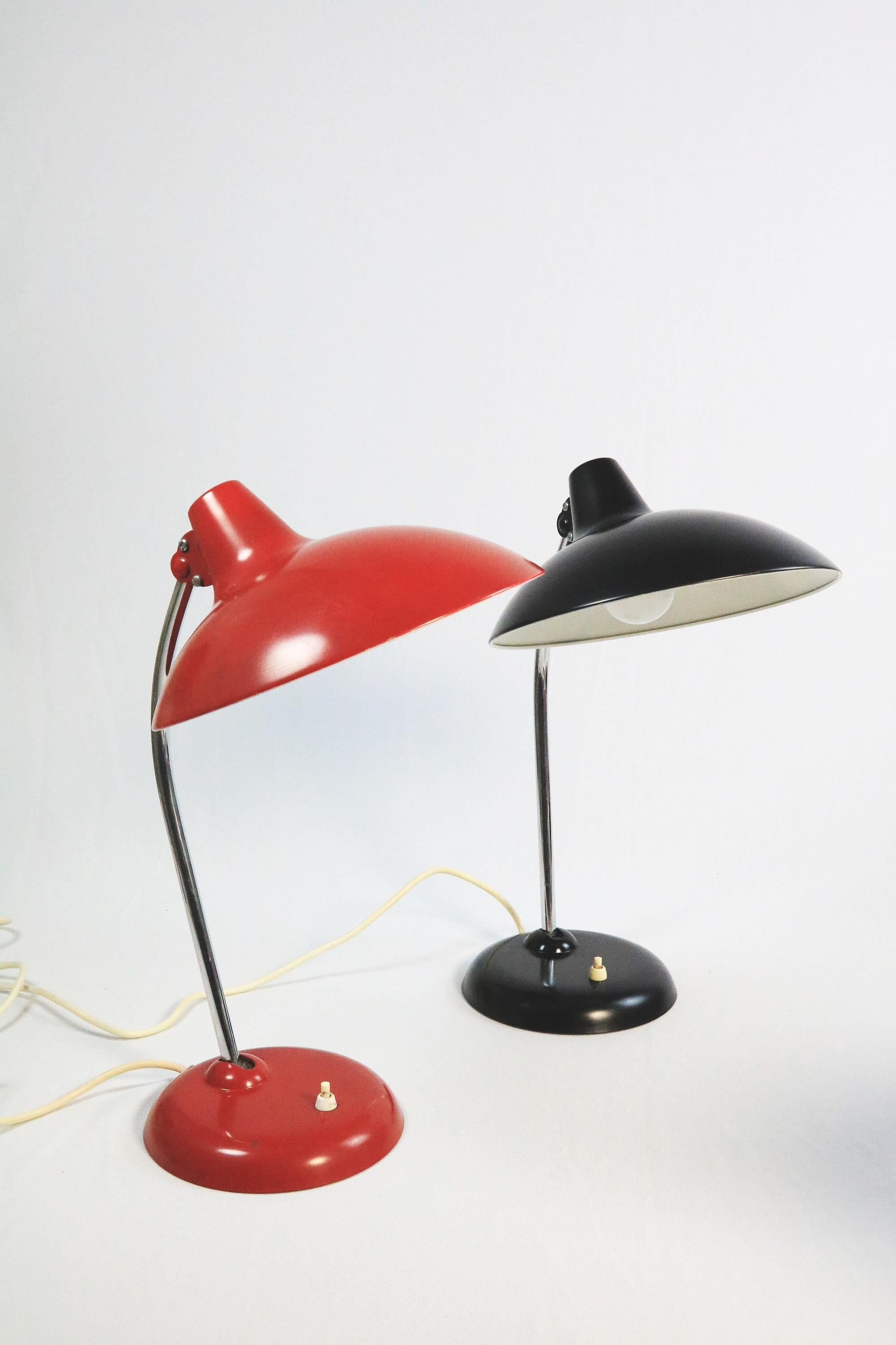 Una de las tres lámparas de mesa absolutamente clásicas de principios de mediados de siglo.
La oferta es por el raro rojo, que está en buen estado con algunos signos de uso (documentados en las fotos).
Las otras dos lámparas se pueden encontrar en