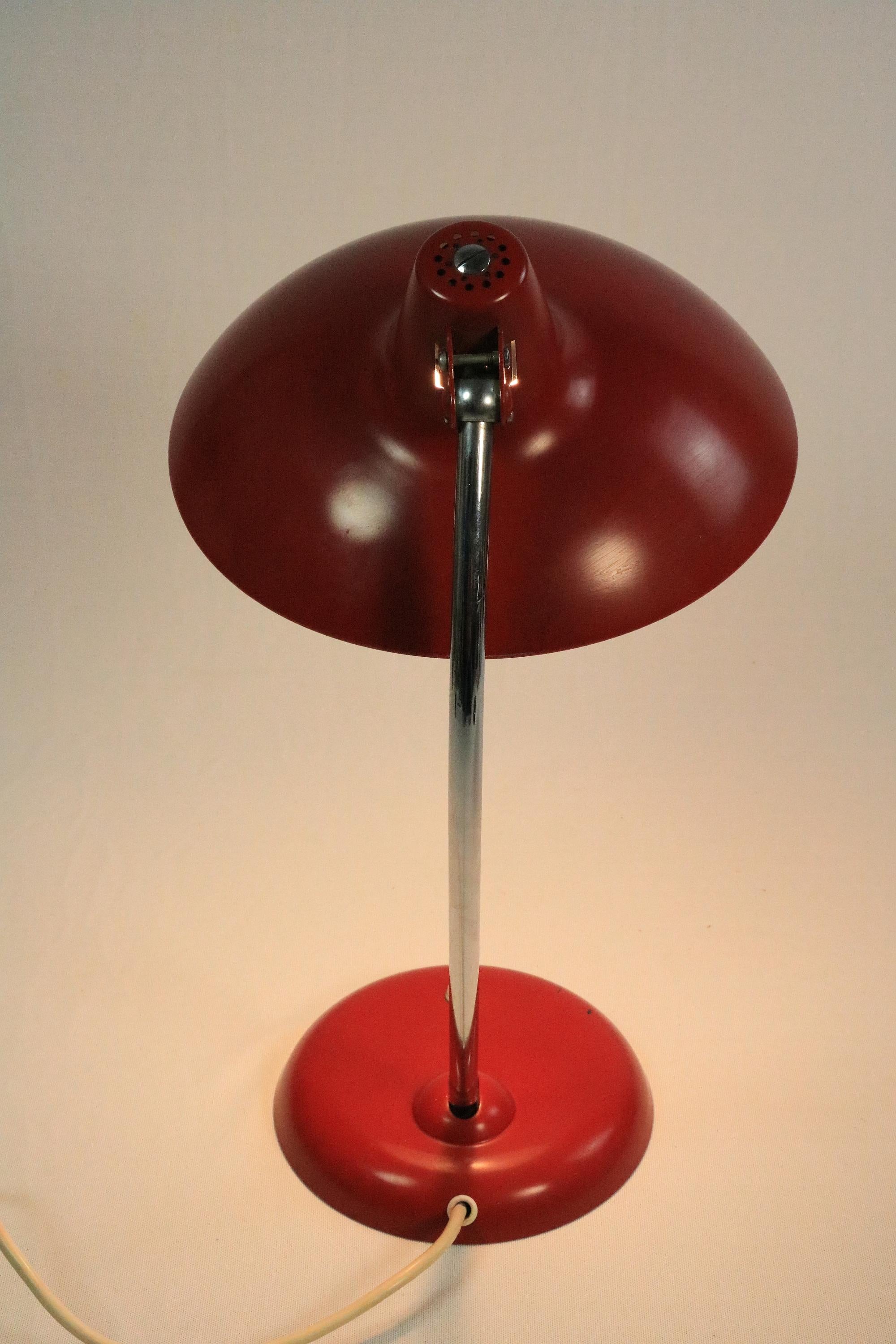 Lámpara de sobremesa KAISER Idell, 6786, Rojo raro, Bauhaus, Mediados de siglo, Alemania Moderno de mediados de siglo en venta