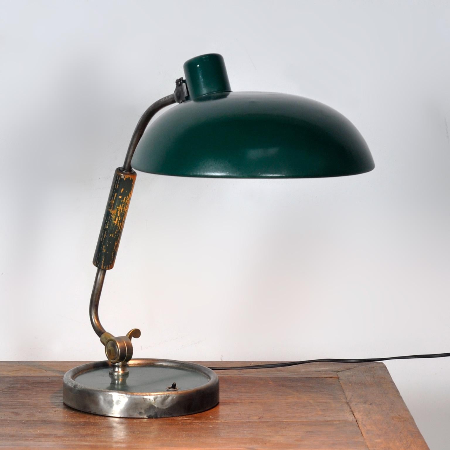 Discover a true design icon: the Kaiser Idell table lamp, a masterpiece by renowned Bauhaus designer Christian Dell. This particular model, the 6631-T Luxus, was introduced in 1936 and remains a symbol of refined German craftsmanship today.
The lamp