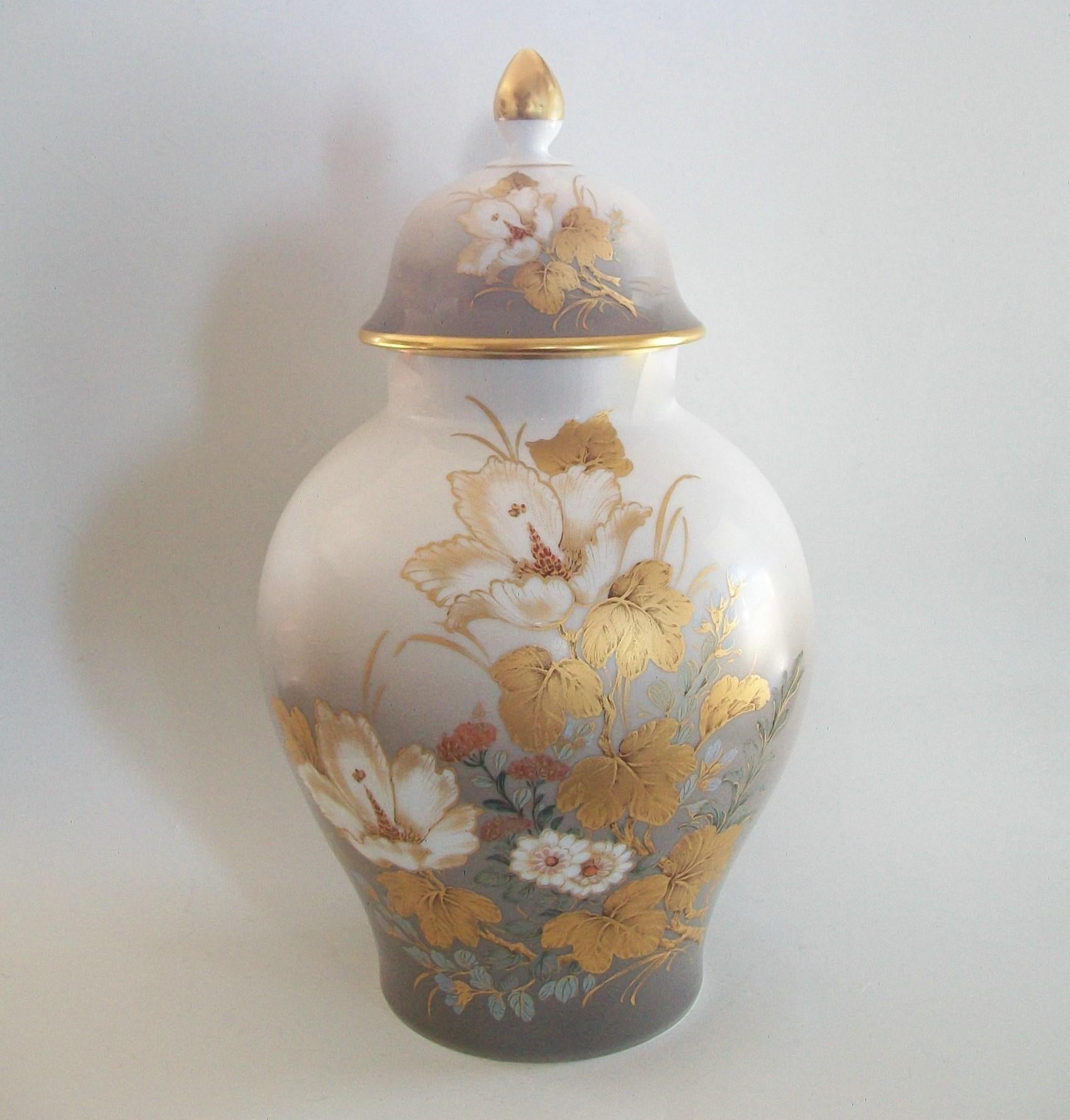 Allemand KAISER - K. Nossek - Urne et couvercle en porcelaine vintage - Allemagne - Milieu du 20e siècle en vente