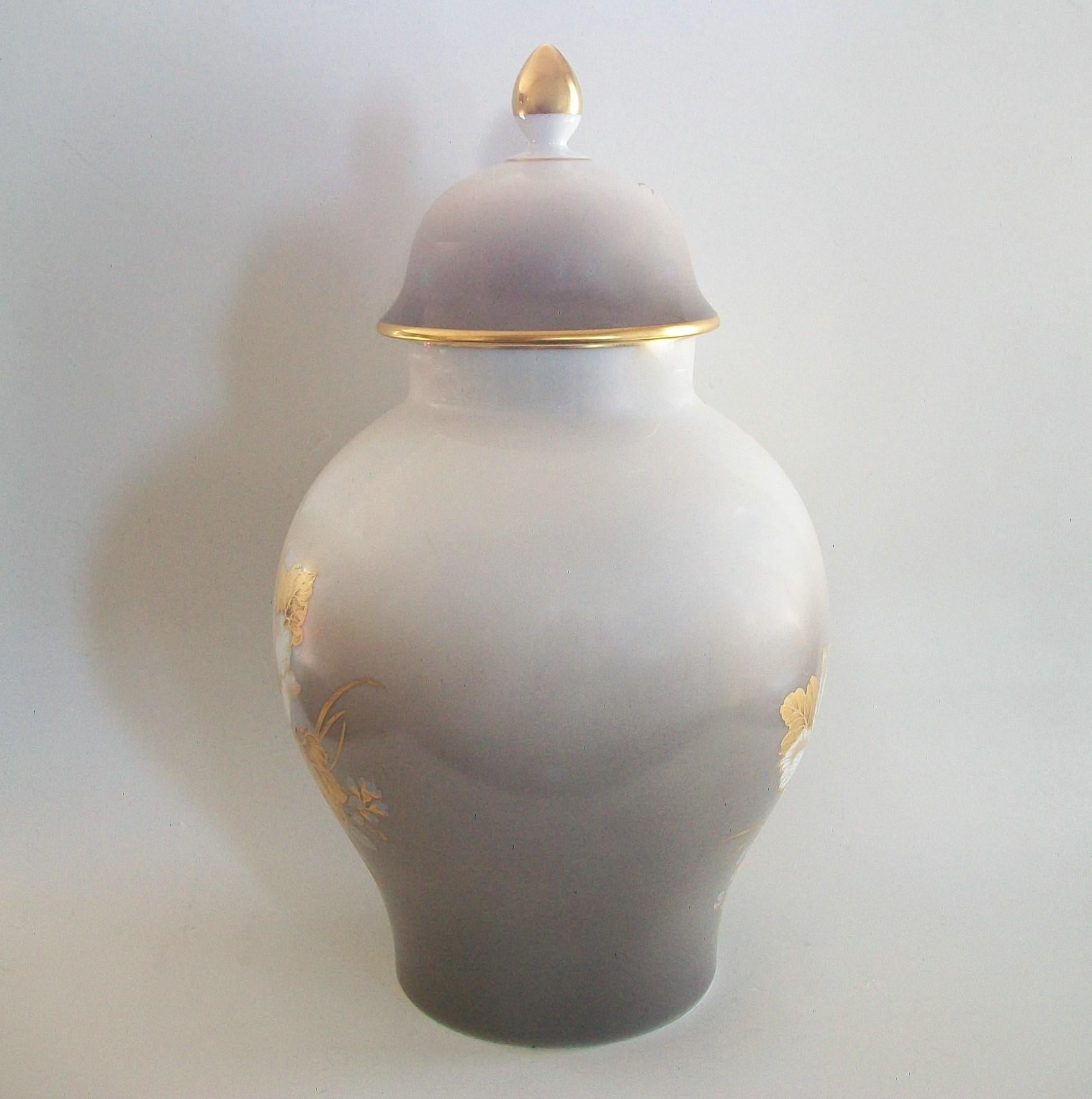 Kaiser - K. Nossek, Vintage Porcelain Urn and Cover, Germany, Mid-20th Century In Good Condition For Sale In Chatham, ON