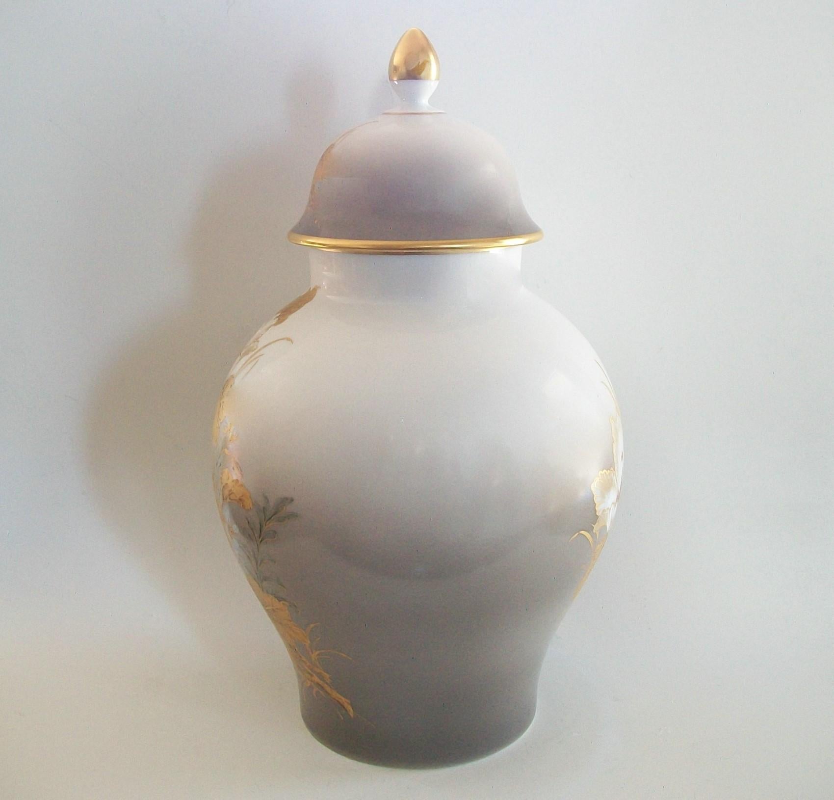 20ième siècle KAISER - K. Nossek - Urne et couvercle en porcelaine vintage - Allemagne - Milieu du 20e siècle en vente