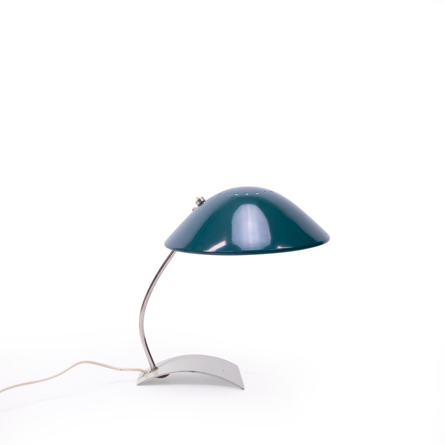 Lampe de bureau ou de table de Christian Dell (modèle 6840), qui a conçu cette lampe au début des années 1930 (période du Bauhaus), et dont la production s'est poursuivie jusque dans les années 1970.

Elle comporte un abat-jour en aluminium et une