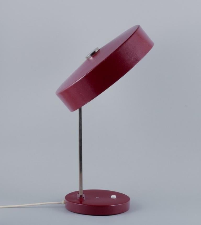 Kaiser Leuchten. Burgunderfarbene Schreibtischlampe. 1960er Jahre. (Deutsch) im Angebot