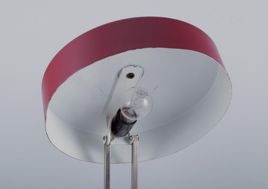 Kaiser Leuchten. Burgunderfarbene Schreibtischlampe. 1960er Jahre. (Metall) im Angebot