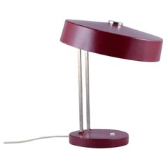 Kaiser Leuchten. Lampe de bureau de couleur bourgogne, années 1960.